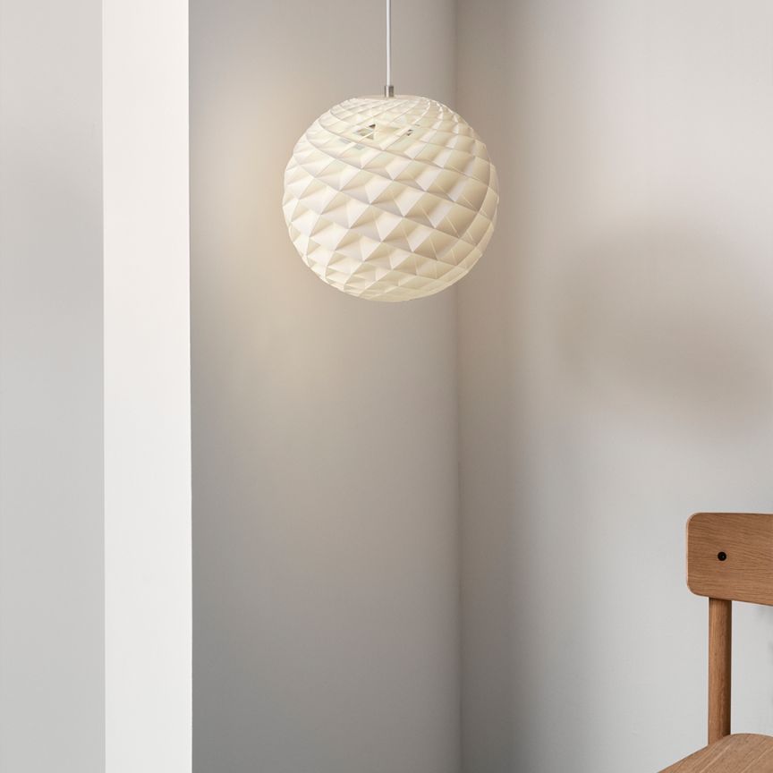 Weiße Patera Pendelleuchte von Louis Poulsen, kugelförmig mit geometrischem Muster, moderne Hängelampe.