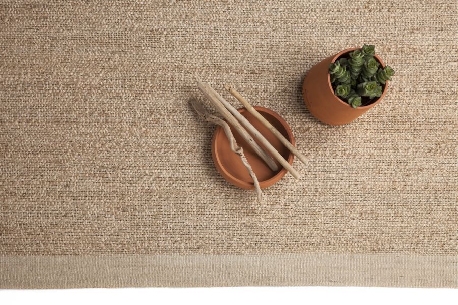 Nanimarquina Herb Teppich aus Jute mit Dekoration, natürlicher Bodenbelag für Wohnräume.