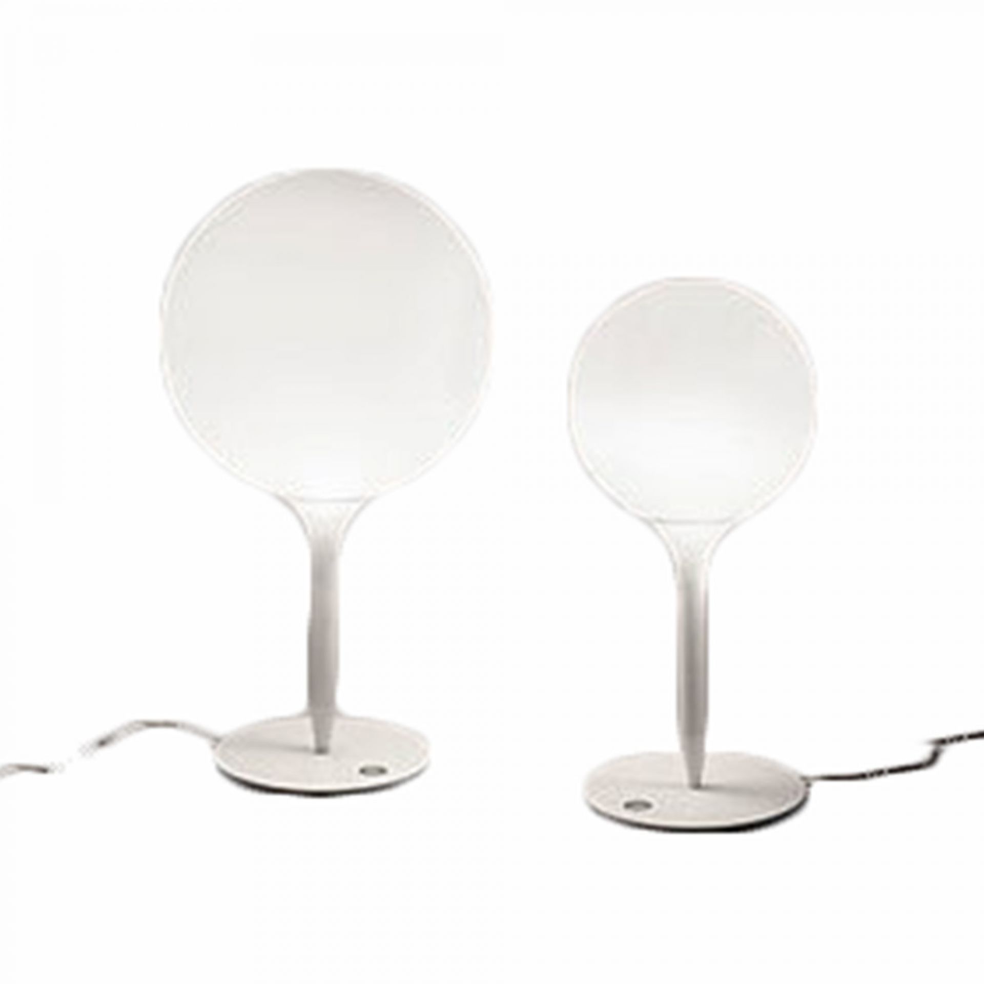 Zwei Castore Tischleuchten von Artemide: Moderne Lampen mit runden, diffusen Schirmen und schlanken Stielen.
