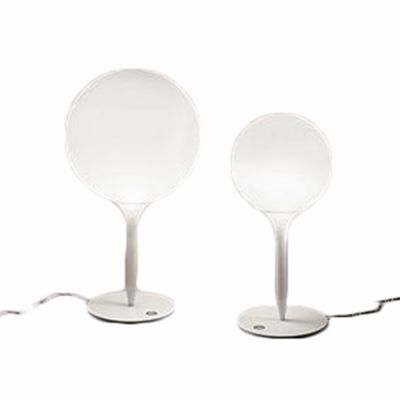 Zwei Castore Tischleuchten von Artemide: Moderne Lampen mit runden, diffusen Schirmen und schlanken Stielen.