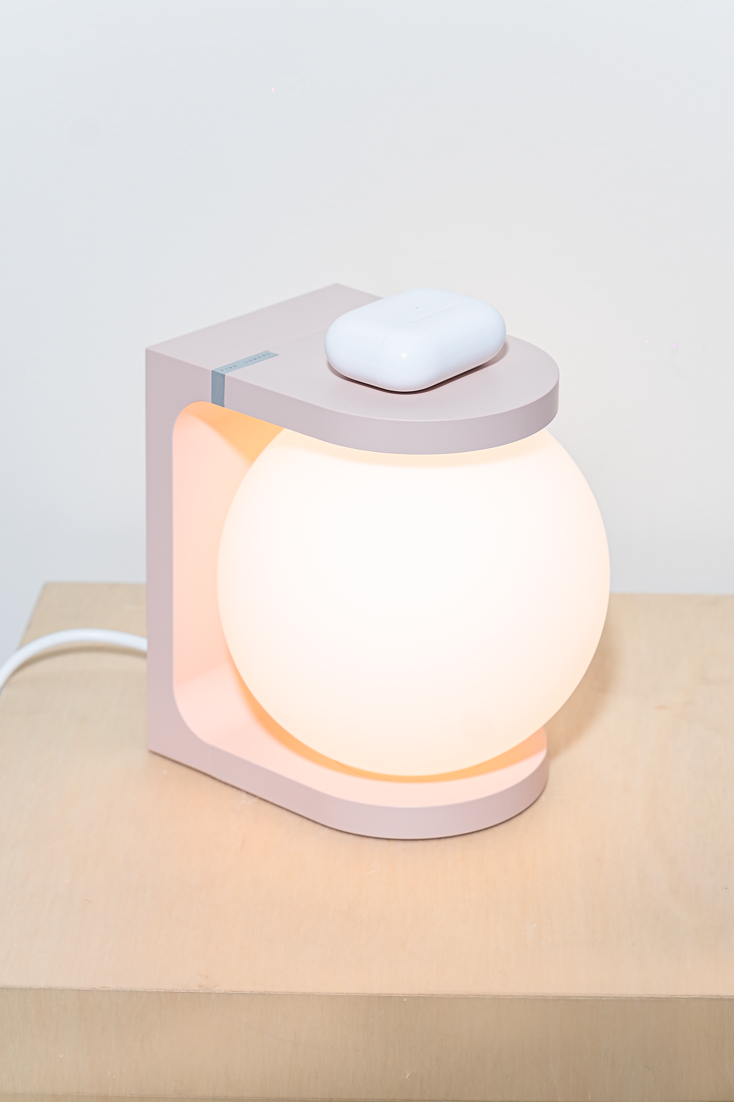 Nahaufnahme der Plat Reading Lamp Tischleuchte von house of home, rosa Rahmen, Kugel-Leuchtkörper.