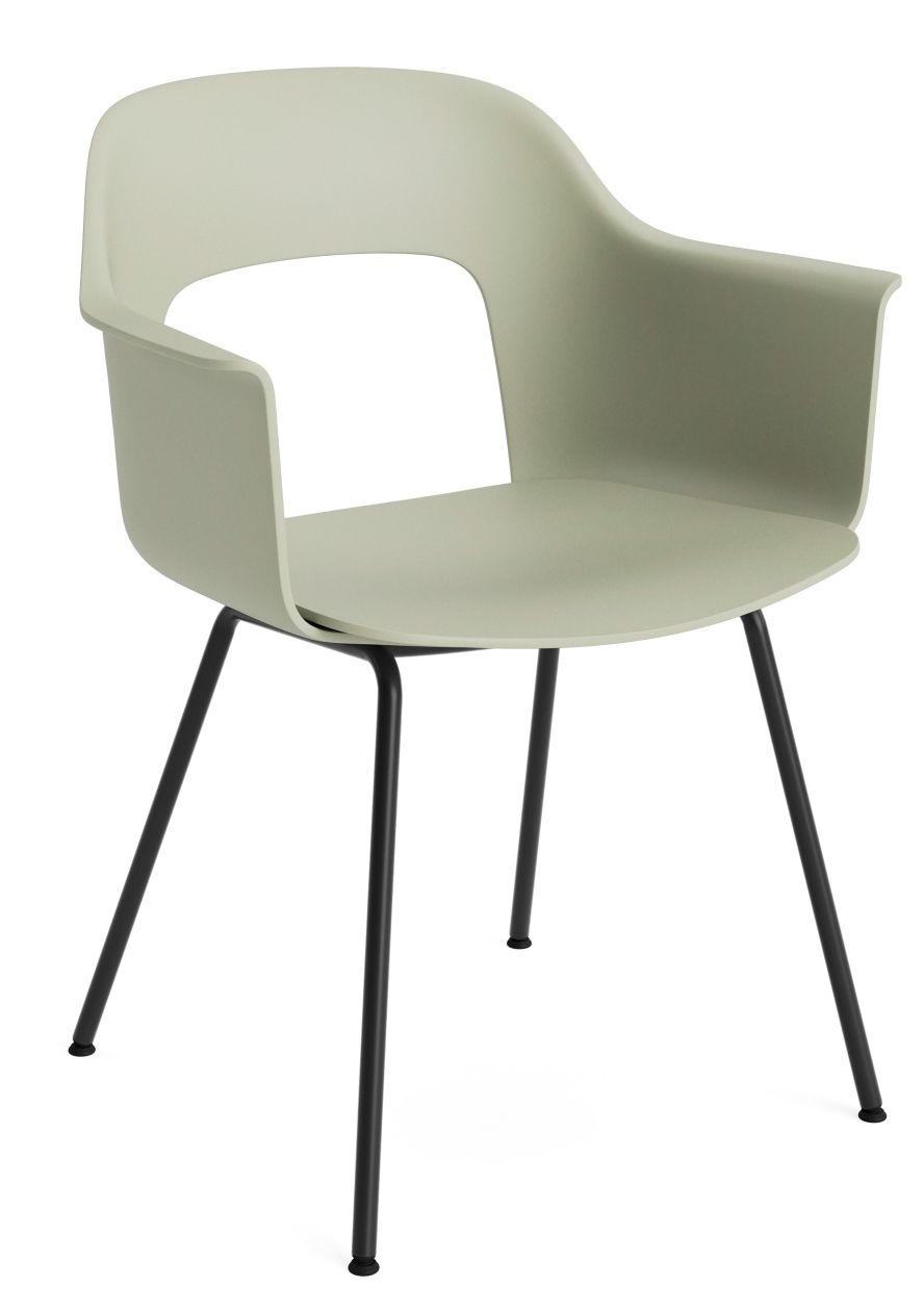 Layout Armchair 211 Armlehnstuhl von Hay in sanftem Grün mit schwarzen Metallbeinen, moderne Sitzgelegenheit.