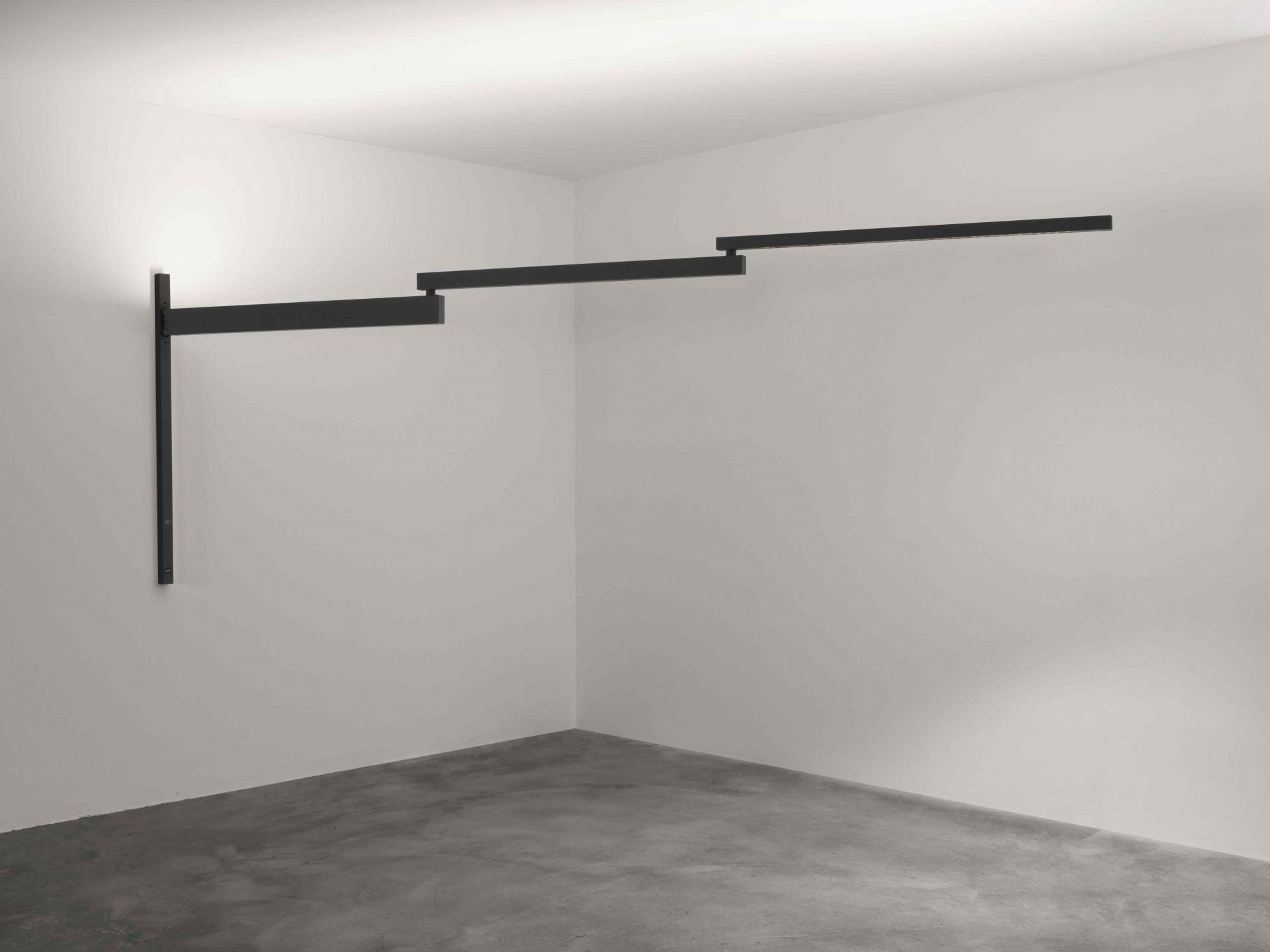 Nahaufnahme der modernen Black Flag Wandleuchte von Flos, minimalistisches Design, indirekte Beleuchtung, schwarze Metallstruktur.