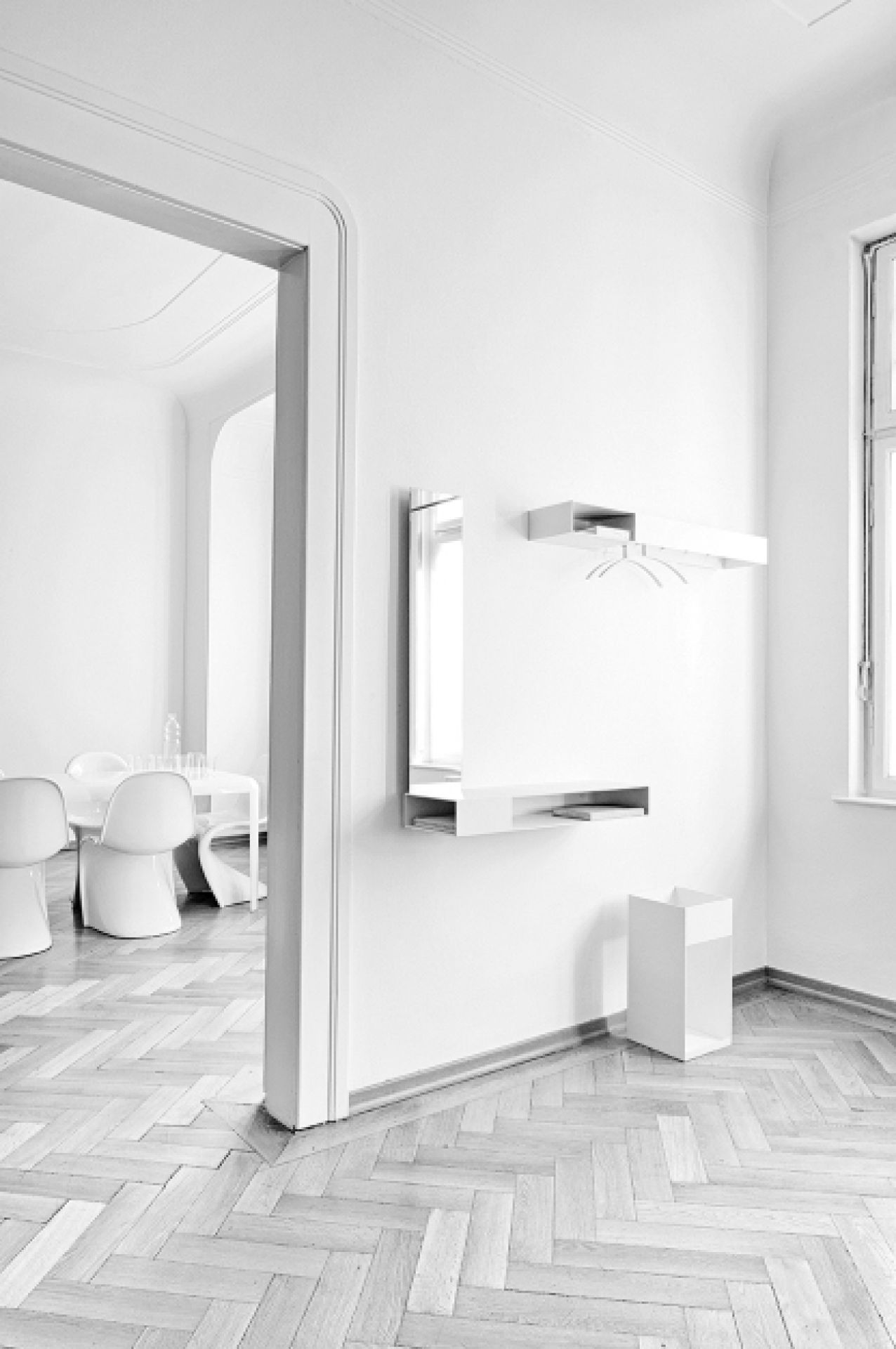 Schönbuch Match Konsole in Weiß mit Spiegel, Ablage und Garderobe für stilvolle Flureinrichtung.