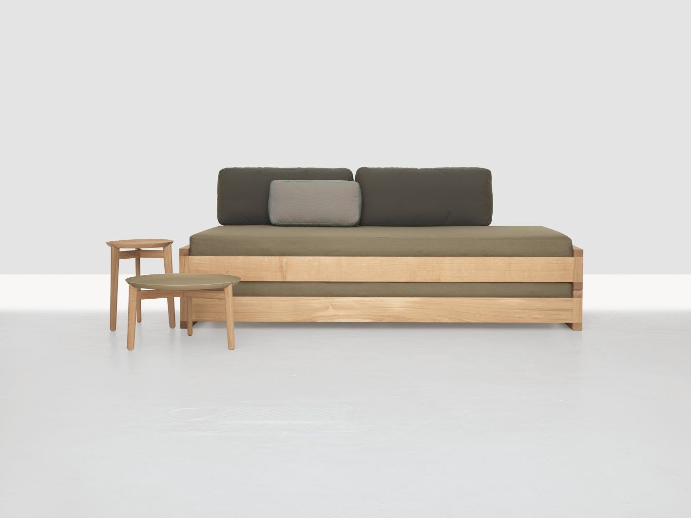 Plaisir Beistelltisch von Zeitraum, H 32 cm, aus Holz, neben einem Sofa.