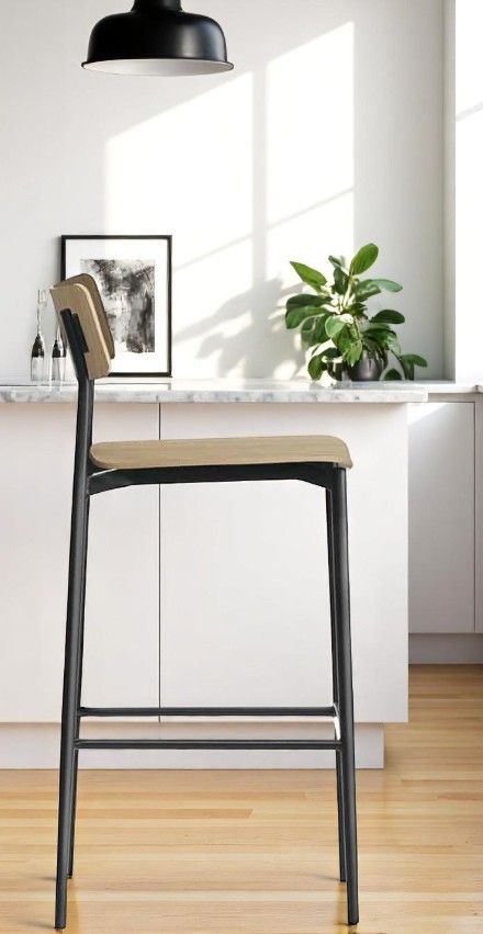 Cult-Wood Barstool von Segis  : Moderner Barhocker mit Holz-Sitzfläche und schwarzem Metallgestell, Seitenansicht.