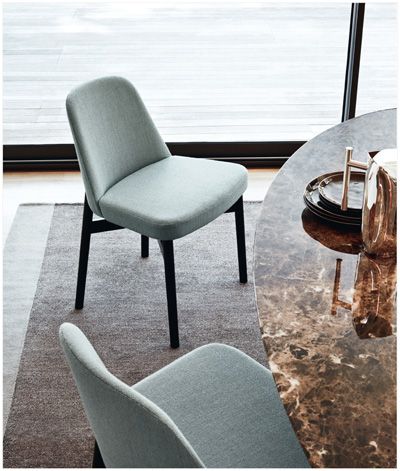 Kollektion 016 Stuhl von Knoll International: Moderner Esszimmerstuhl in Hellblau mit schwarzen Beinen.