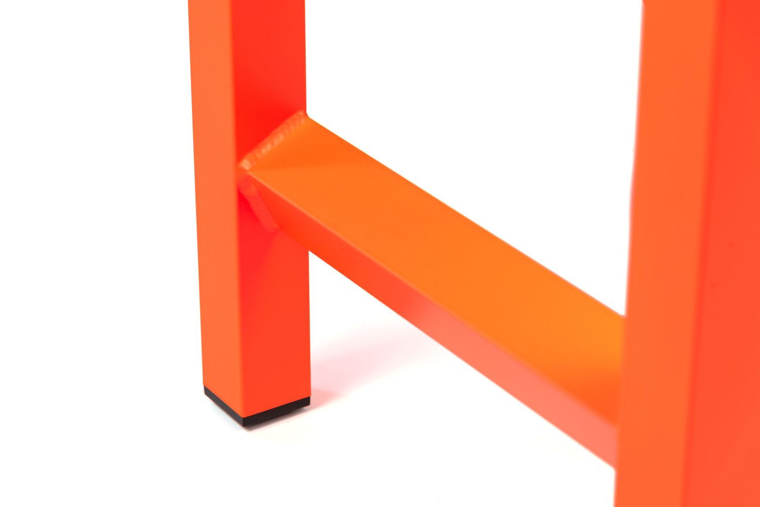 Detailaufnahme des orangefarbenen Magis Hocker-Gestells mit schwarzen Füßen, ideal für Büro und Bar.