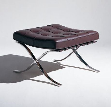 Barcelona Hocker mit braunem Lederkissen und verchromtem Stahlgestell. Designklassiker für stilvolles Wohnen.