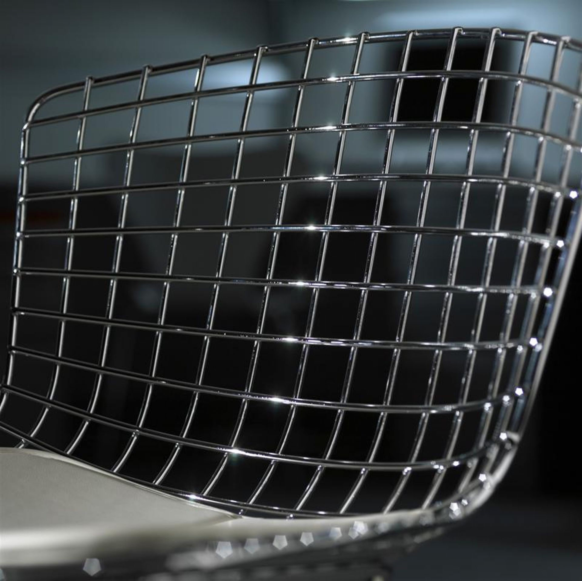 Detailaufnahme der verchromten Drahtstruktur des Bertoia Barhockers von Knoll International, modernes Möbeldesign.