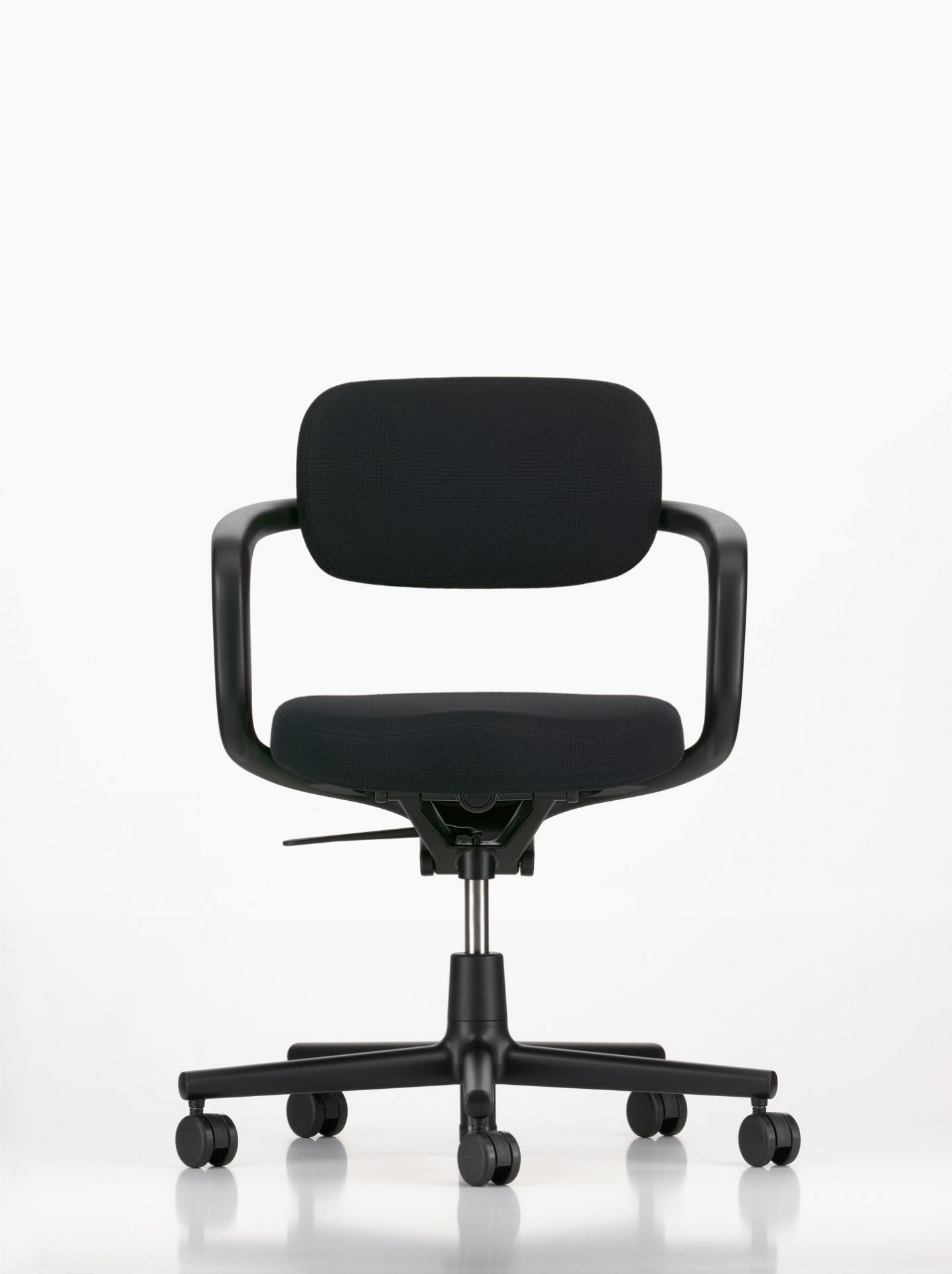 Schwarzer Allstar Bürodrehstuhl von Vitra mit Armlehnen und Rollen vor einem weißen Hintergrund.