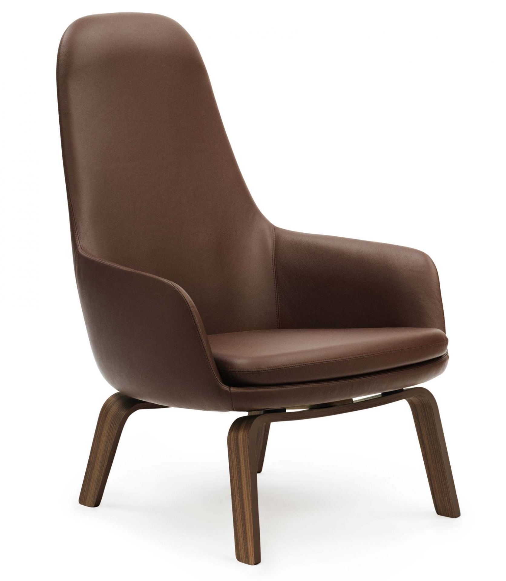 Era Lounge Chair von Normann Copenhagen, hoher Sessel aus braunem Leder mit Holzfuß.