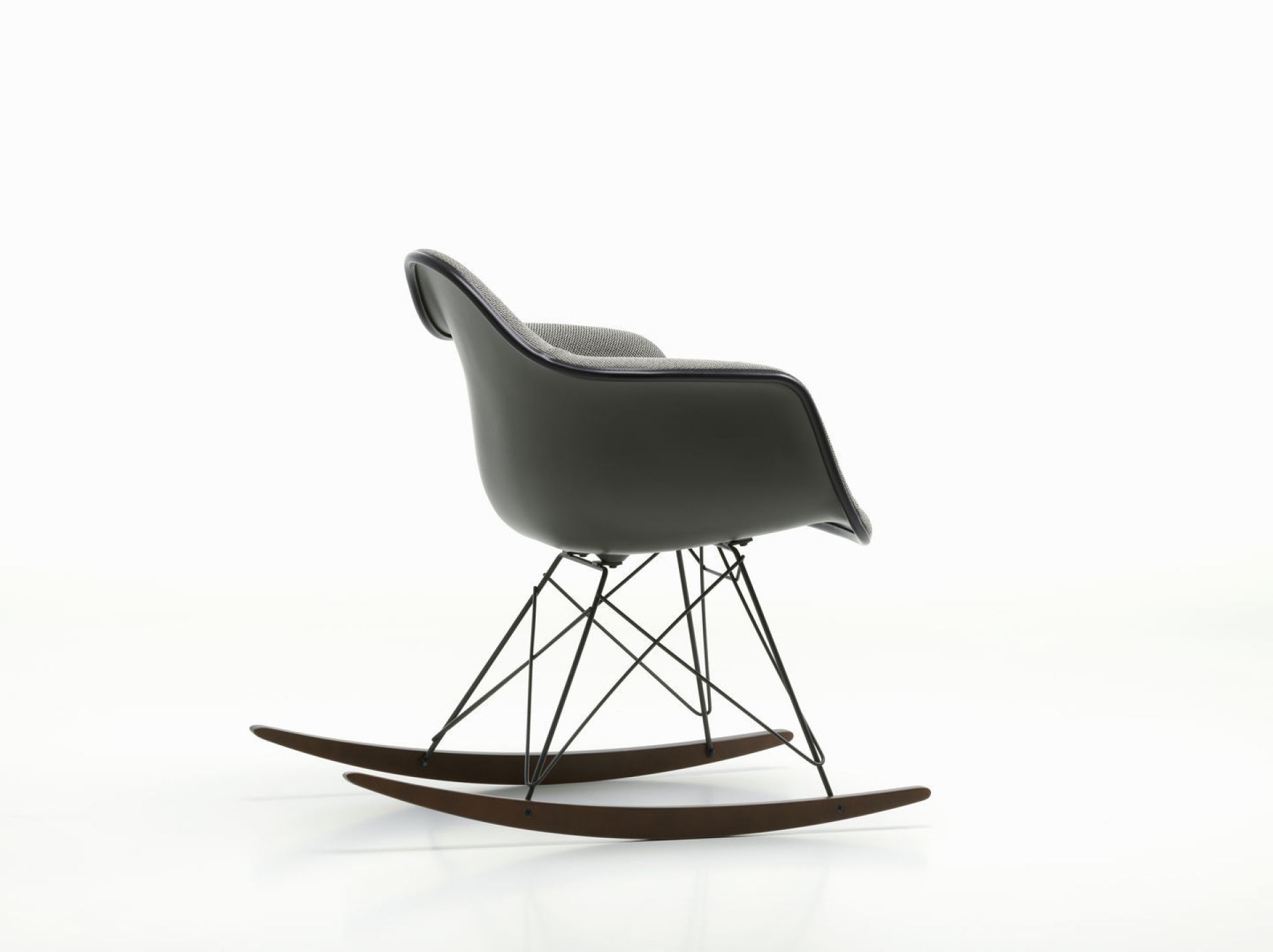 Grauer Eames Plastic Armchair RAR Schaukelstuhl von Vitra, vollgepolstert, mit Kufen aus dunklem Holz.