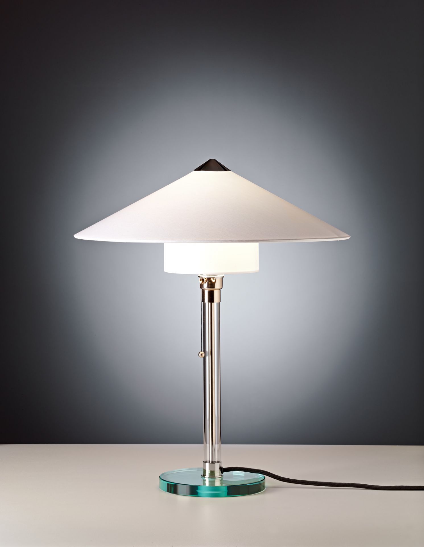 Wagenfeld WG27 Tischleuchte von Tecnolumen mit weißem Lampenschirm und Glasfuß, klassisches Bauhaus Design.