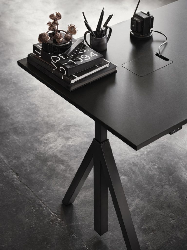 Schwarzer Works Schreibtisch Fix B140cm von String Furniture mit Deko-Elementen und Kabelführung für ein modernes Büro.