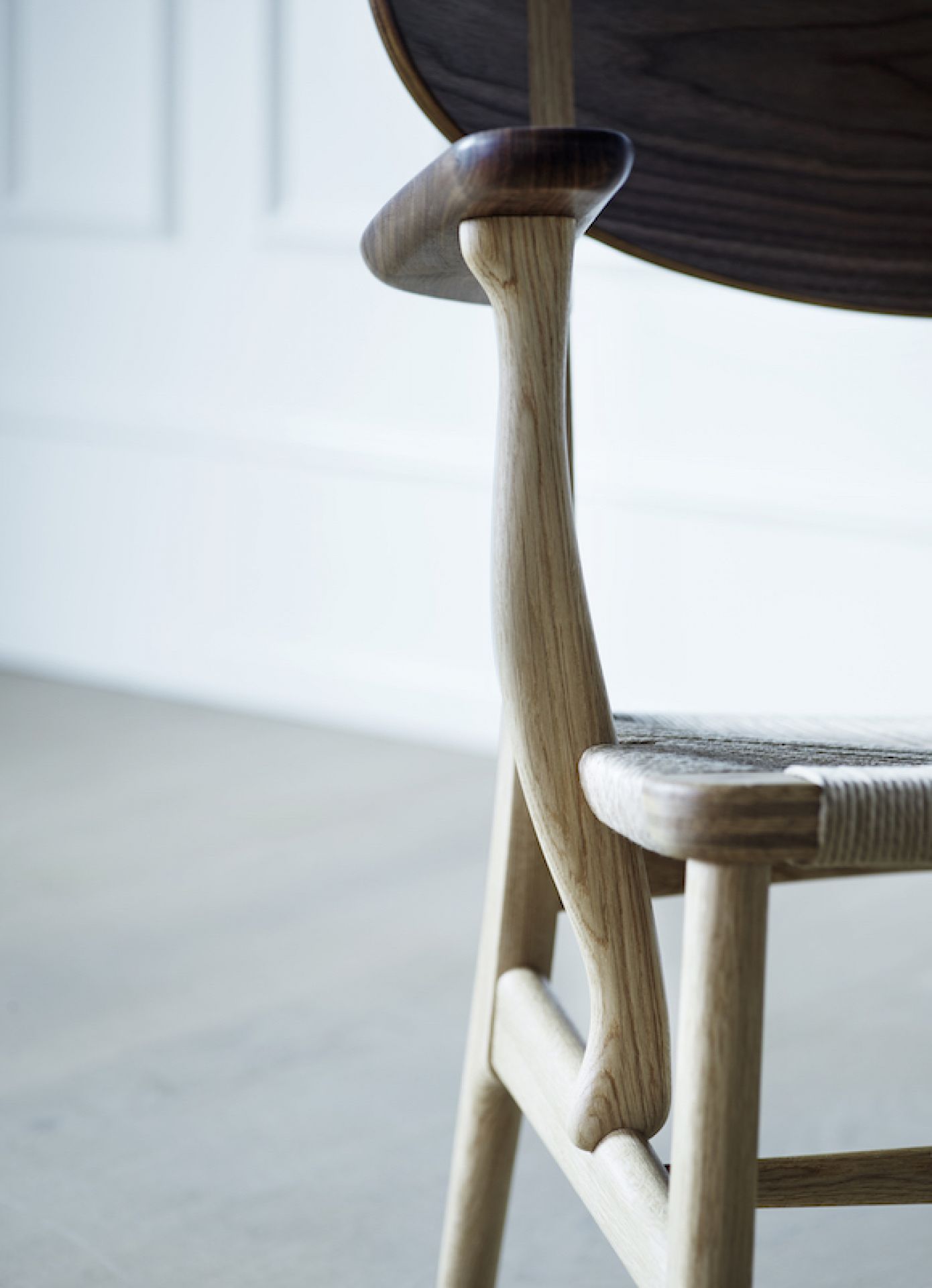 Detailaufnahme des CH22 Lounge Sessels von Carl Hansen & Søn aus Walnuss und Öl.
