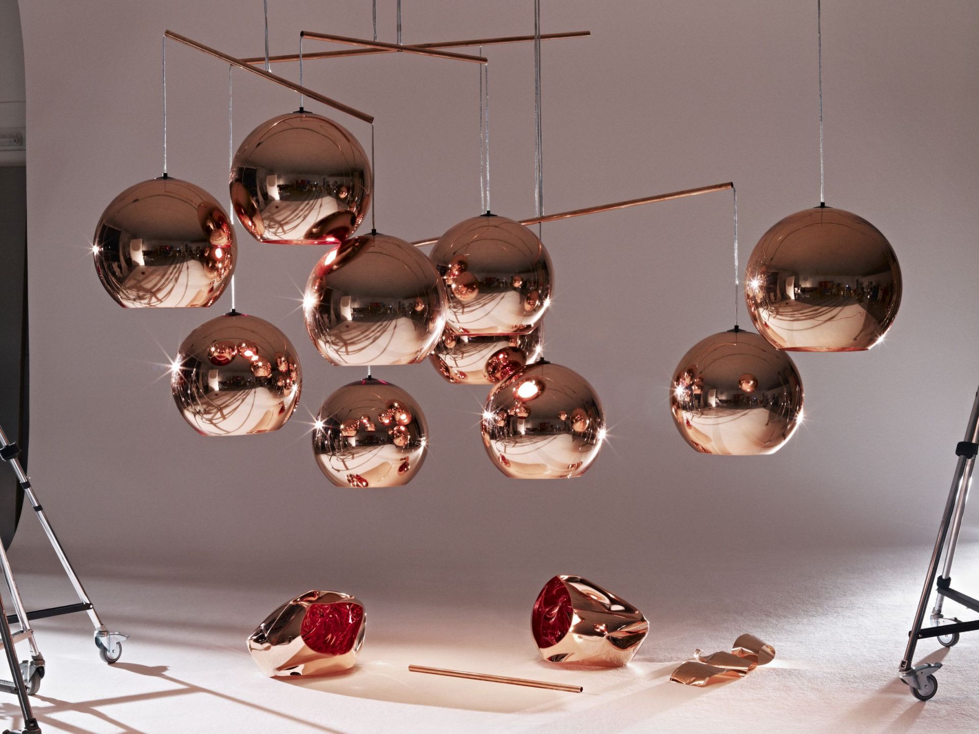 Kupferfarbene Pendelleuchten in Kugelform, modernes Design für Wohnzimmer und Esszimmer, stimmungsvolle Beleuchtung.