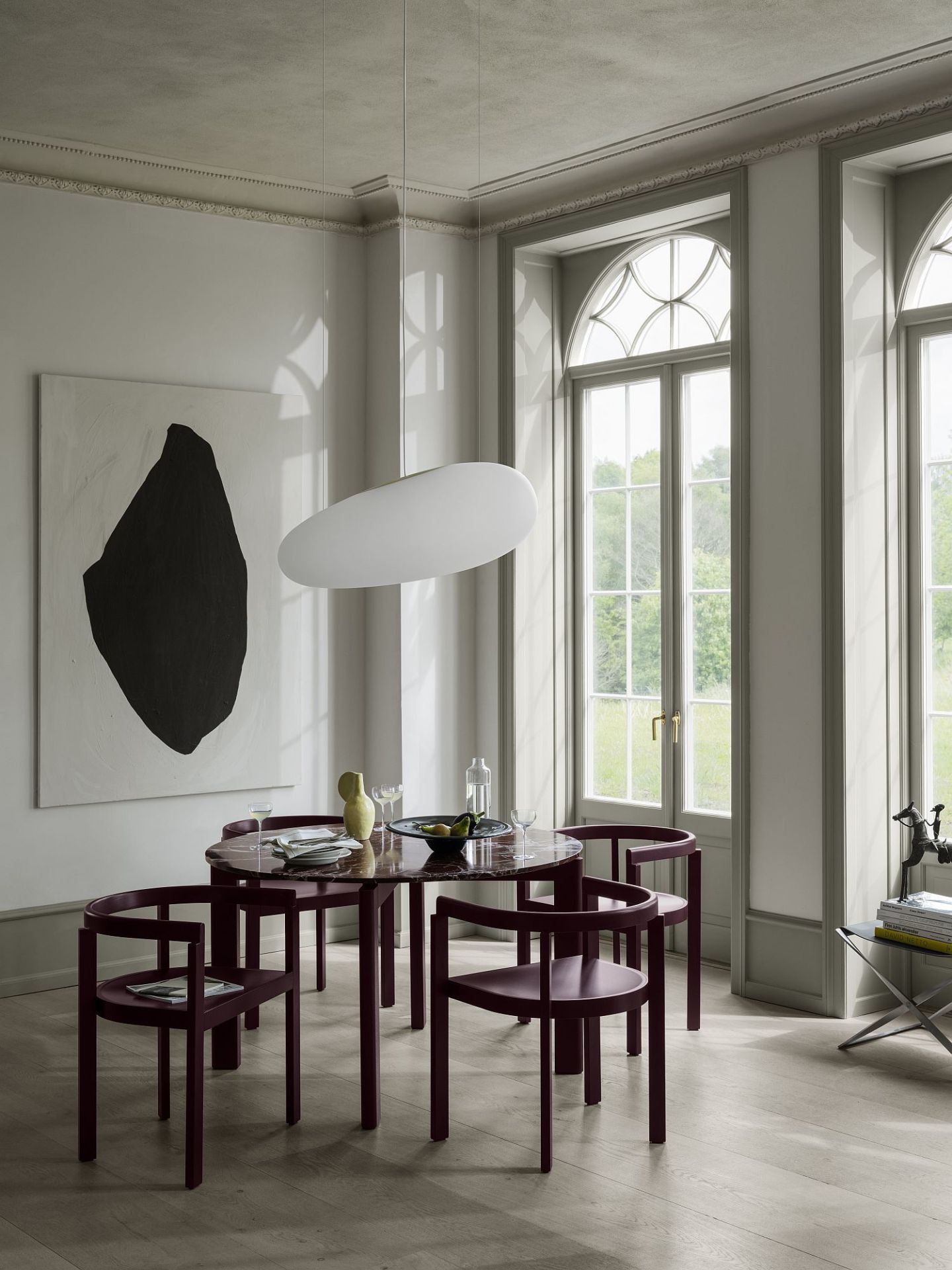 After Dinning Esstisch von Fritz Hansen mit Marmorplatte und passenden Stühlen in stilvollem Esszimmer.