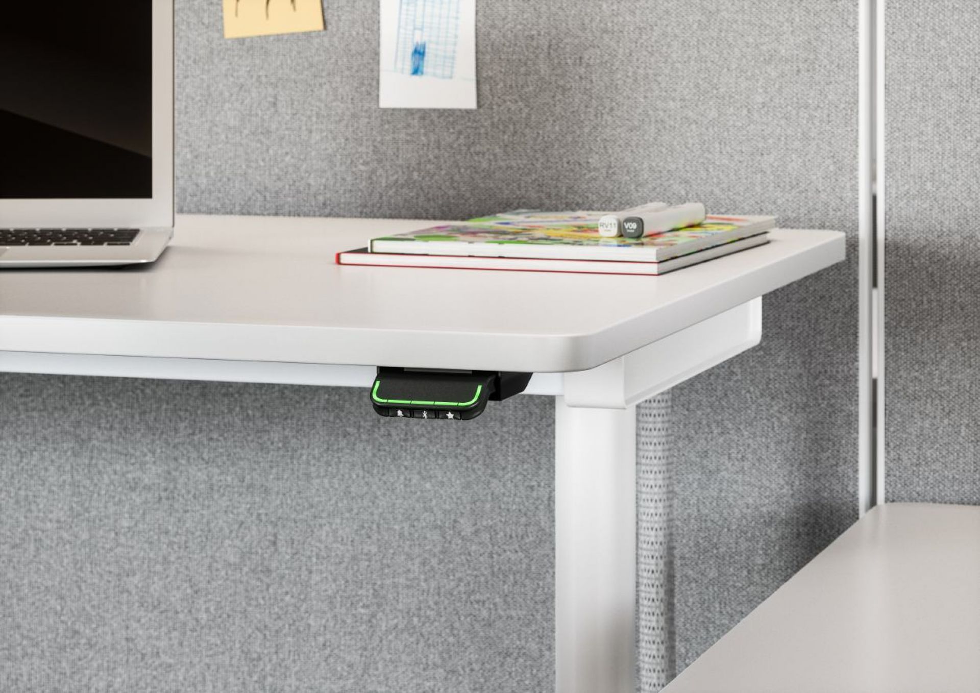Detailaufnahme eines weißen Tyde Sitz- und Stehtisches von Vitra mit Bedienelement, Laptop und Notizbuch.