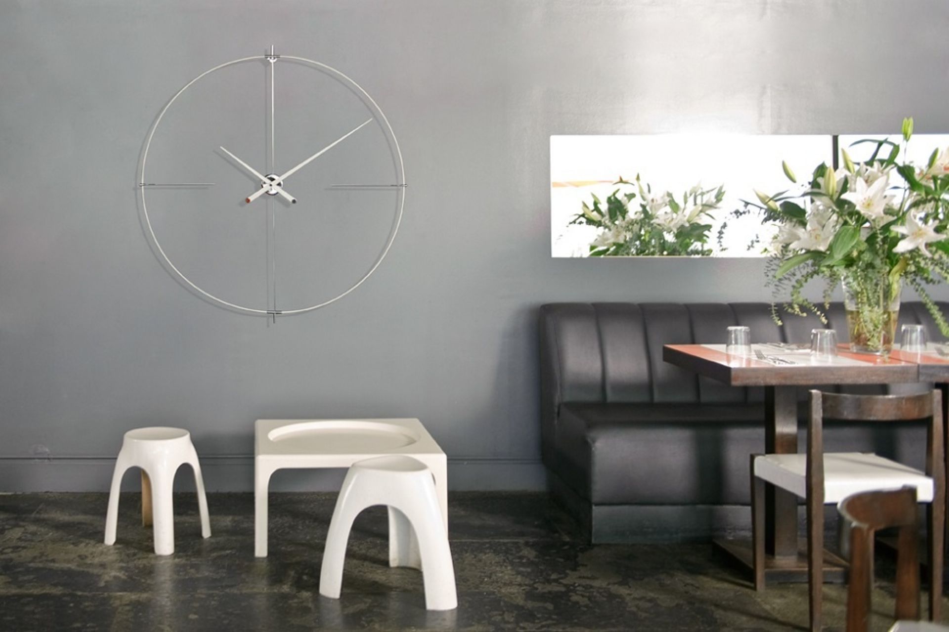 Bilbao N/ L Clock Wanduhr von nomon, minimalistisches Design, silberner Rahmen, modernes Wohnaccessoire.