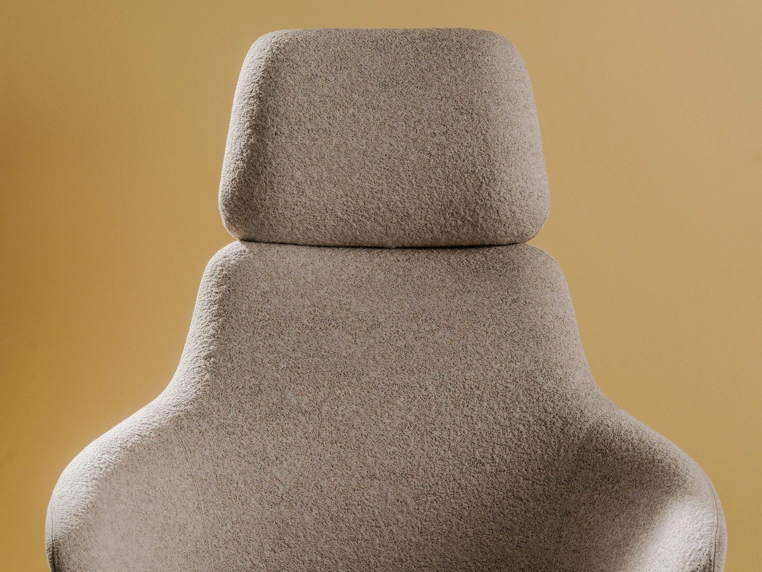 Rückansicht des Calma Lounge Chair Sessels BU2331 von Andreu World mit beigem Stoffbezug.