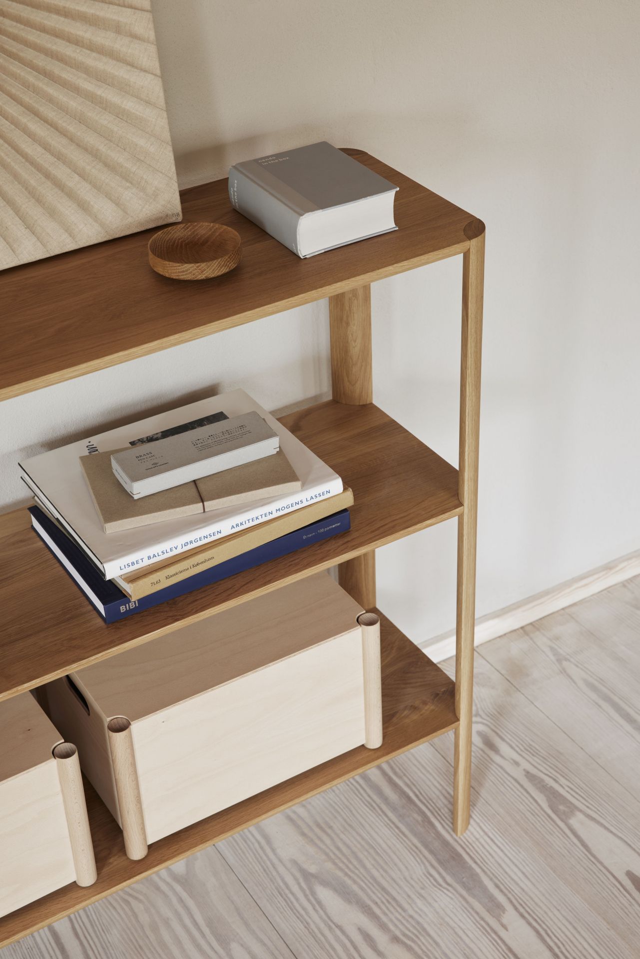 Pillar Box Medium Regal aus Eiche mit Büchern und Aufbewahrungsboxen für Wohnzimmer oder Büro.
