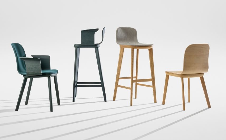 Aeon Comfort Armlehnstuhl und Barhocker von Zeitraum, vollgepolstert, verschiedene Farben und Holzarten.