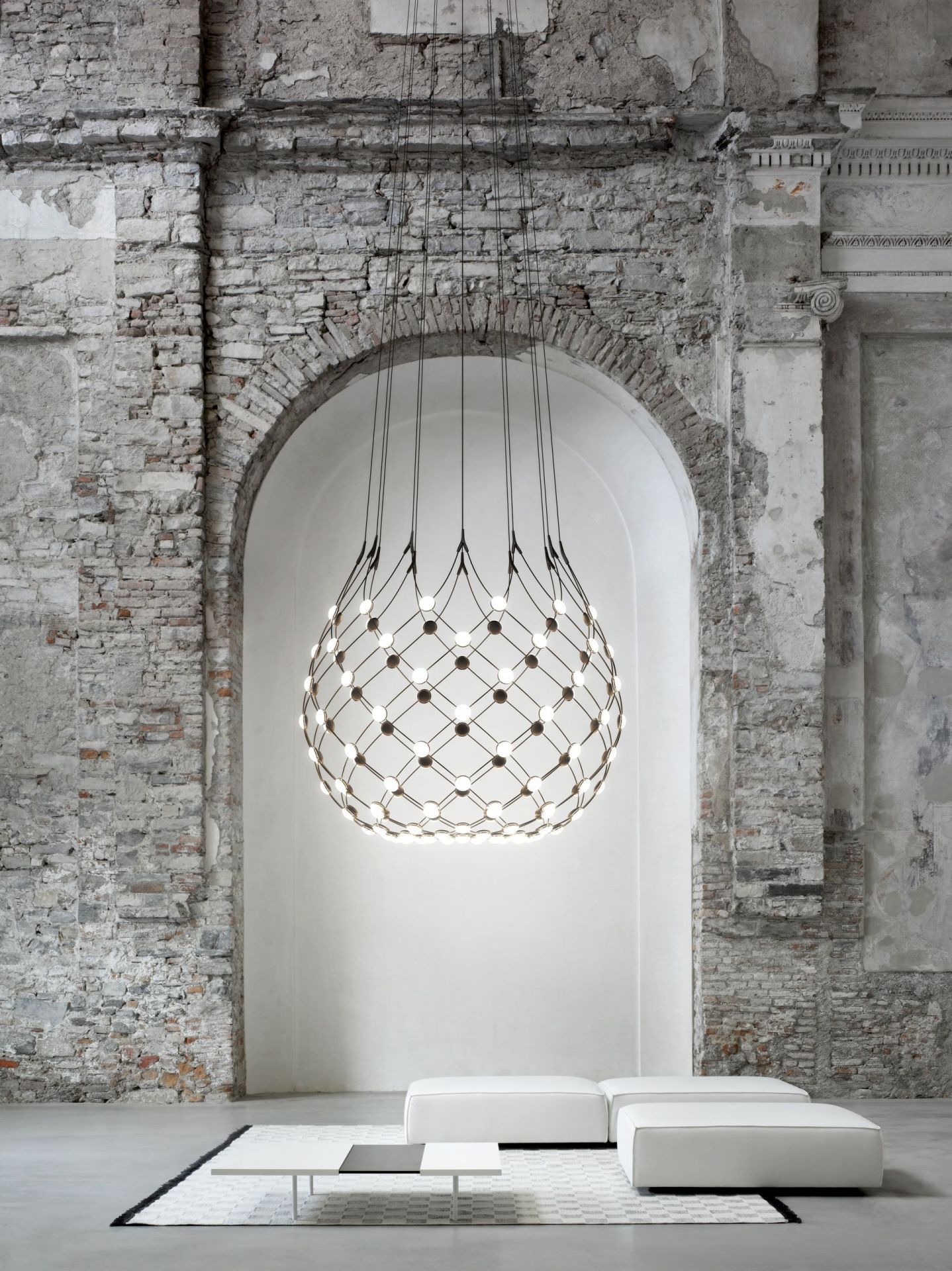 D86 Mesh Deckenleuchte von Luceplan, moderne Hängelampe mit filigranem Drahtgeflecht und warmweißen LED-Lichtern im Loft.