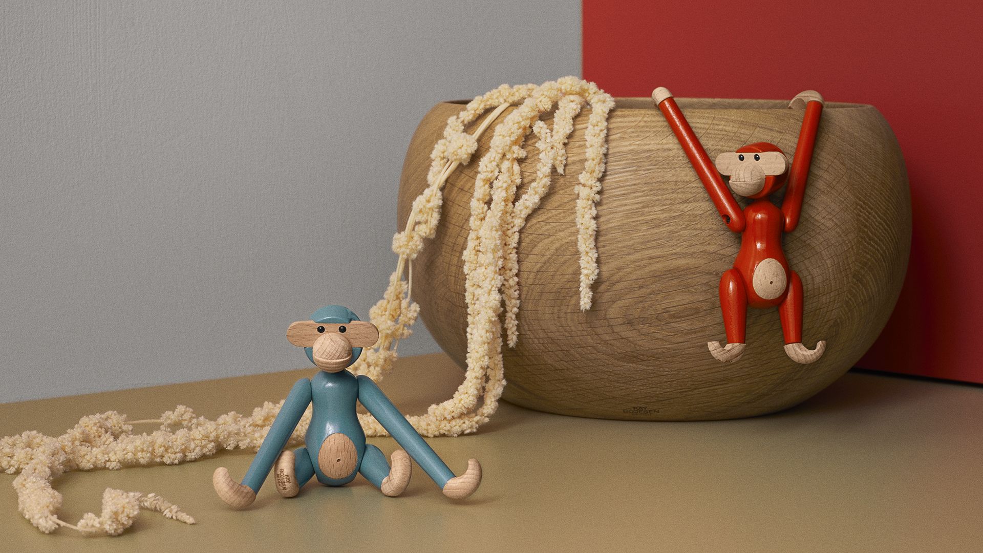 Affe Mini Holzfigur Bunt Kay Bojesen, blauer Affe sitzend und roter Affe hängt an Holzkugel.