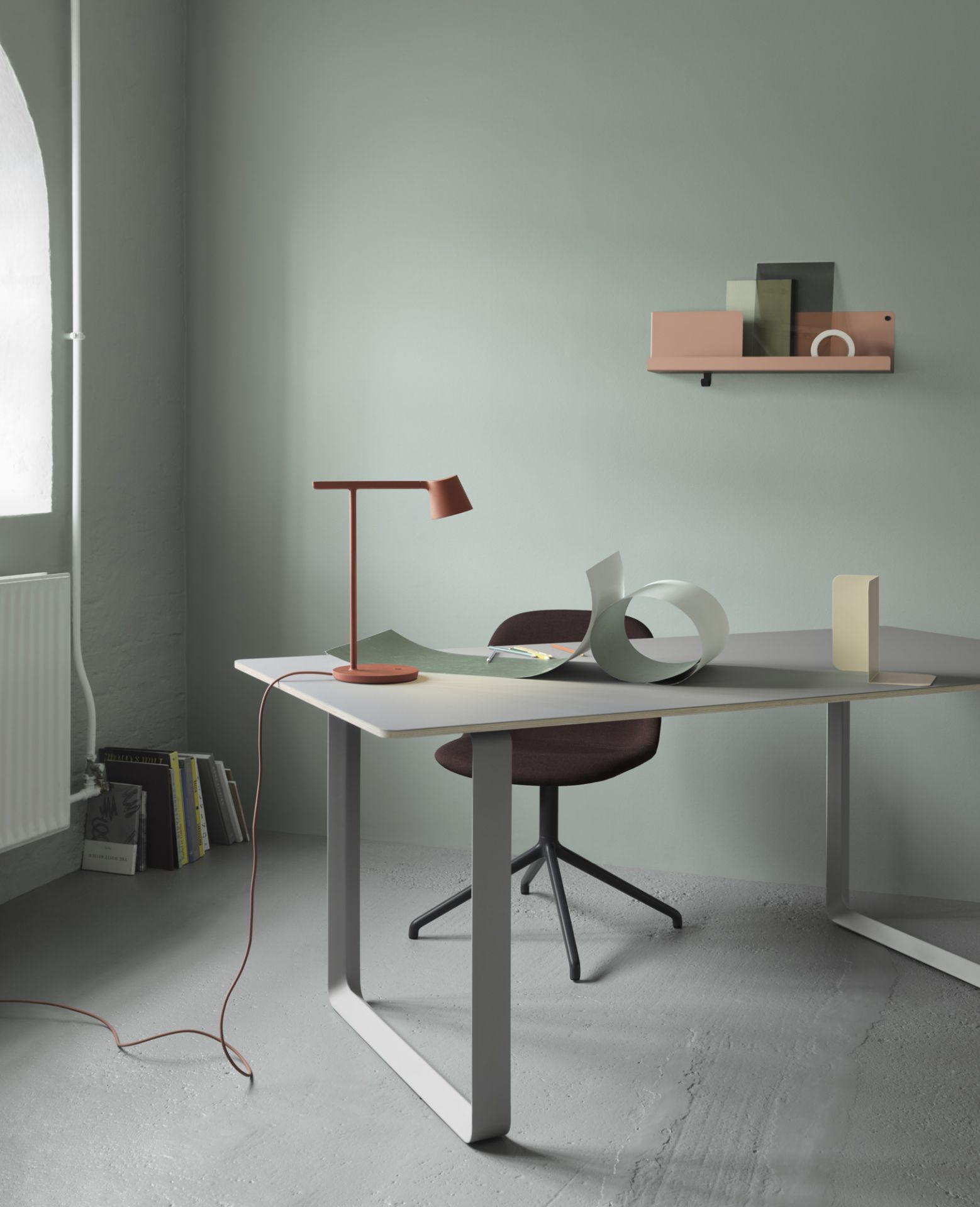 Nahaufnahme der Muuto Tip Table Lamp Tischleuchte in Hellgrün auf einem Schreibtisch.