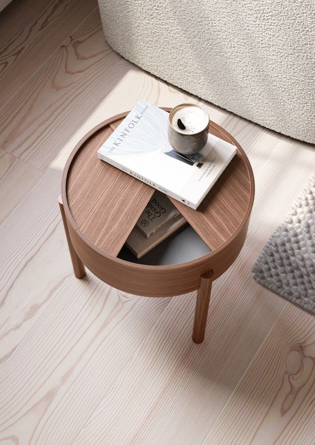 Arc Beistelltisch von Woud, Walnuss Holz, rund mit Stauraum, Buch und Kaffeetasse.