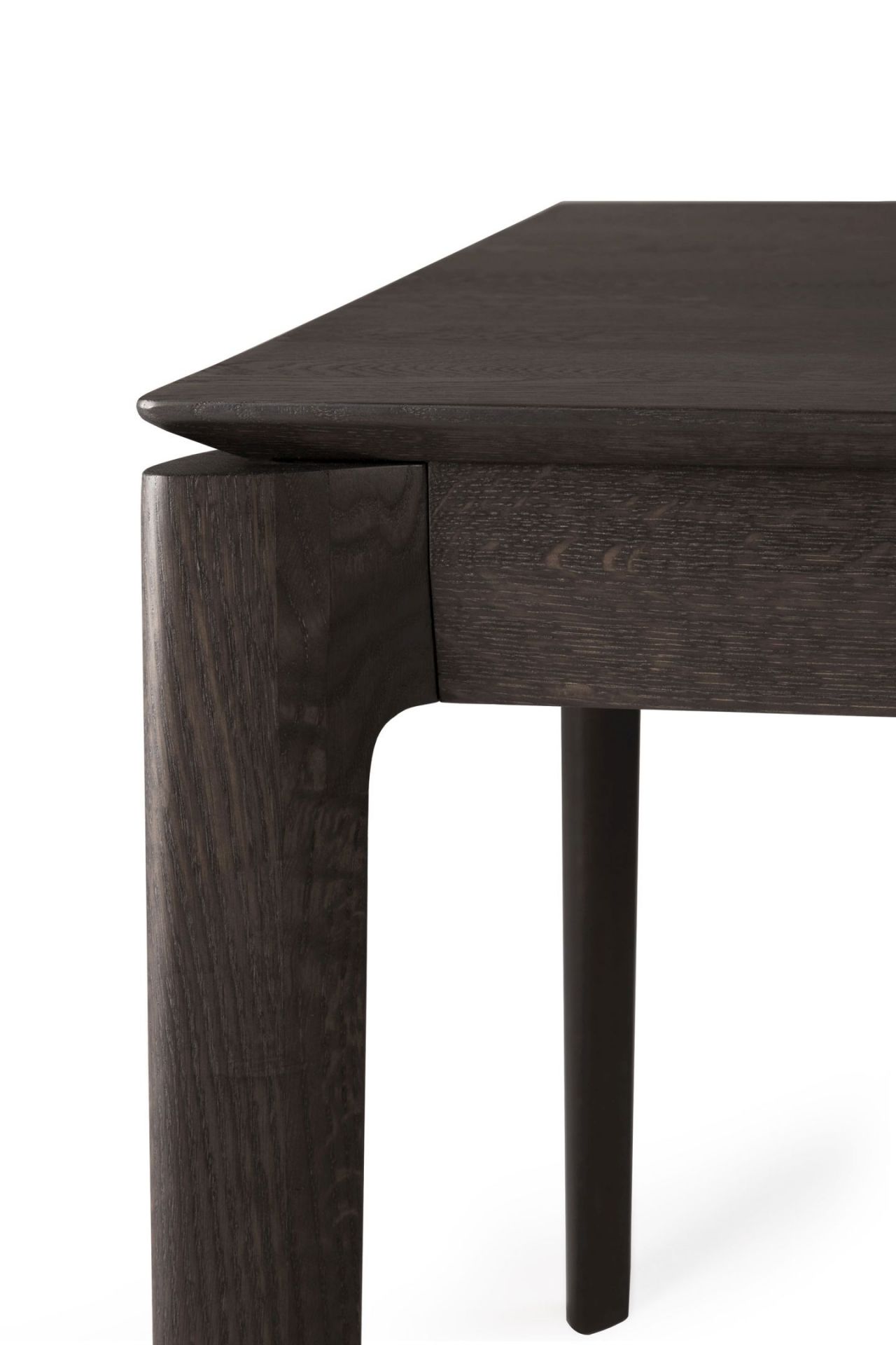 Detailaufnahme Bok Tisch Eiche braun lackiert, zeigt Tischplatte und Beine aus massivem Holz.