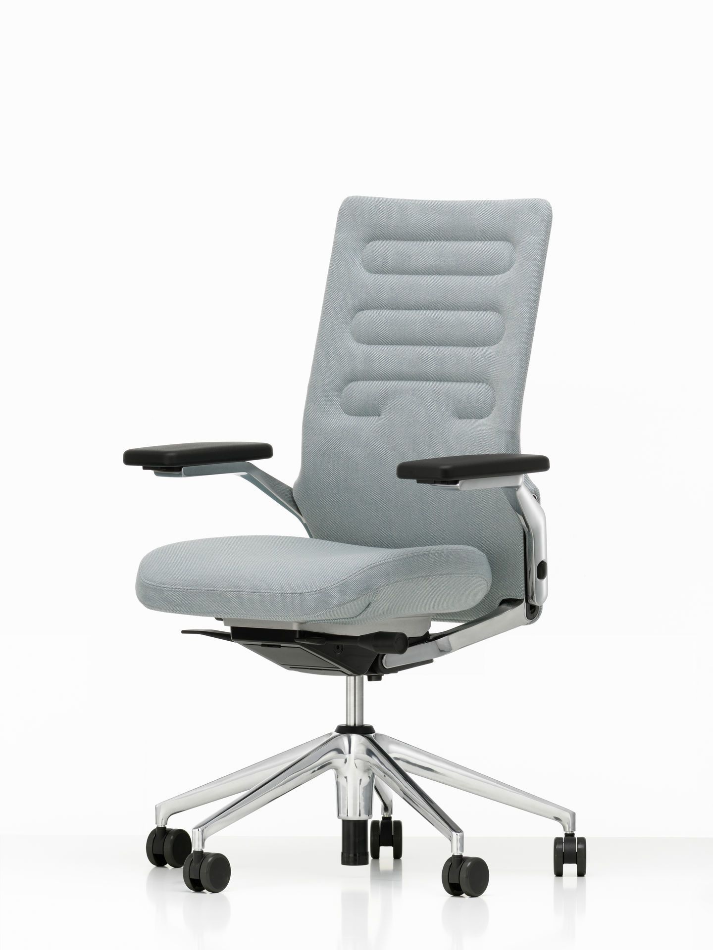 Vitra AC5 Work Bürodrehstuhl in Hellgrau mit Chromfußkreuz und verstellbarer Lumbalstütze für ergonomisches Sitzen.