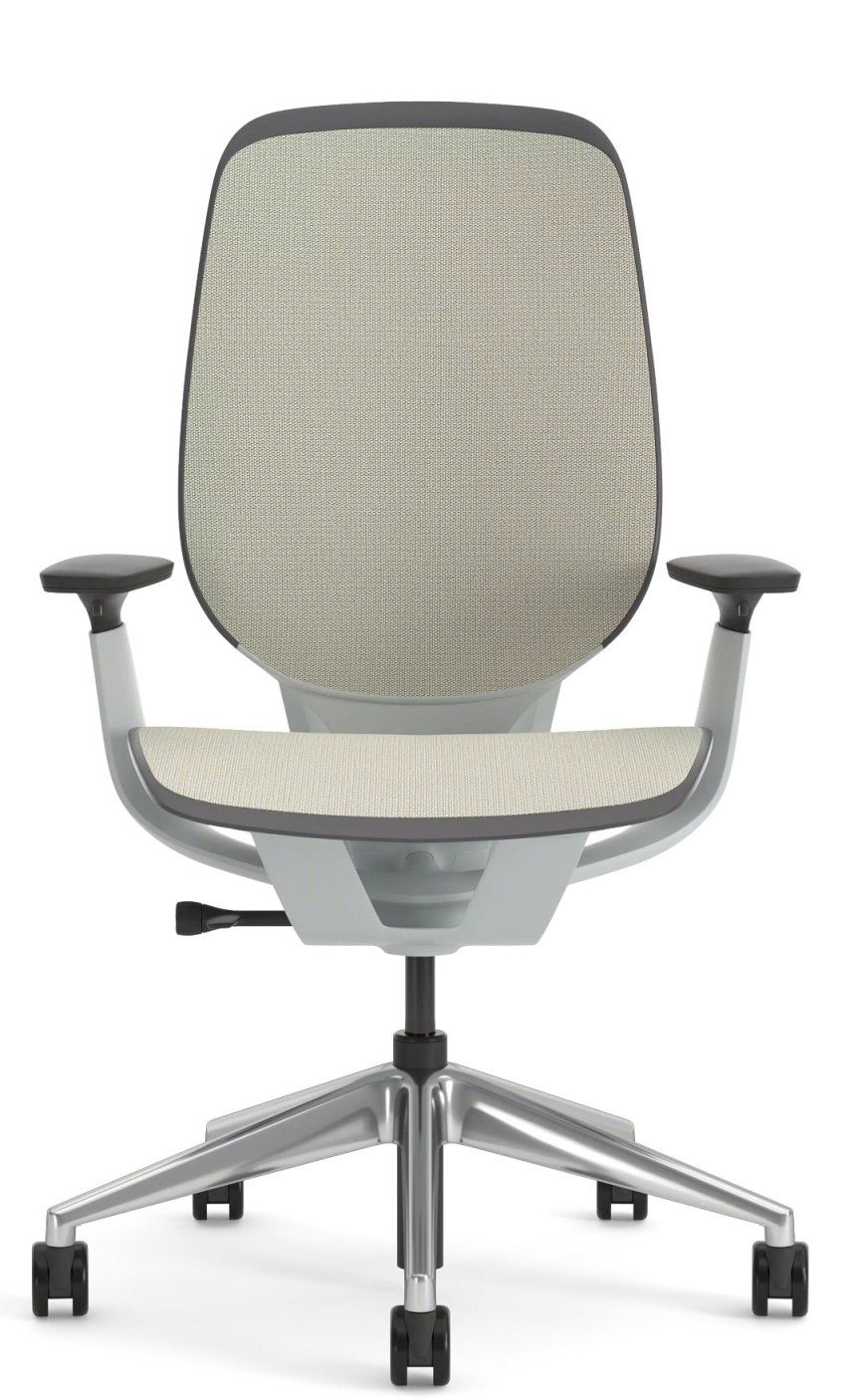 Karman Bürodrehstuhl von Steelcase, ergonomischer Bürostuhl mit hellgrauem Netzstoff und verstellbaren Armlehnen.
