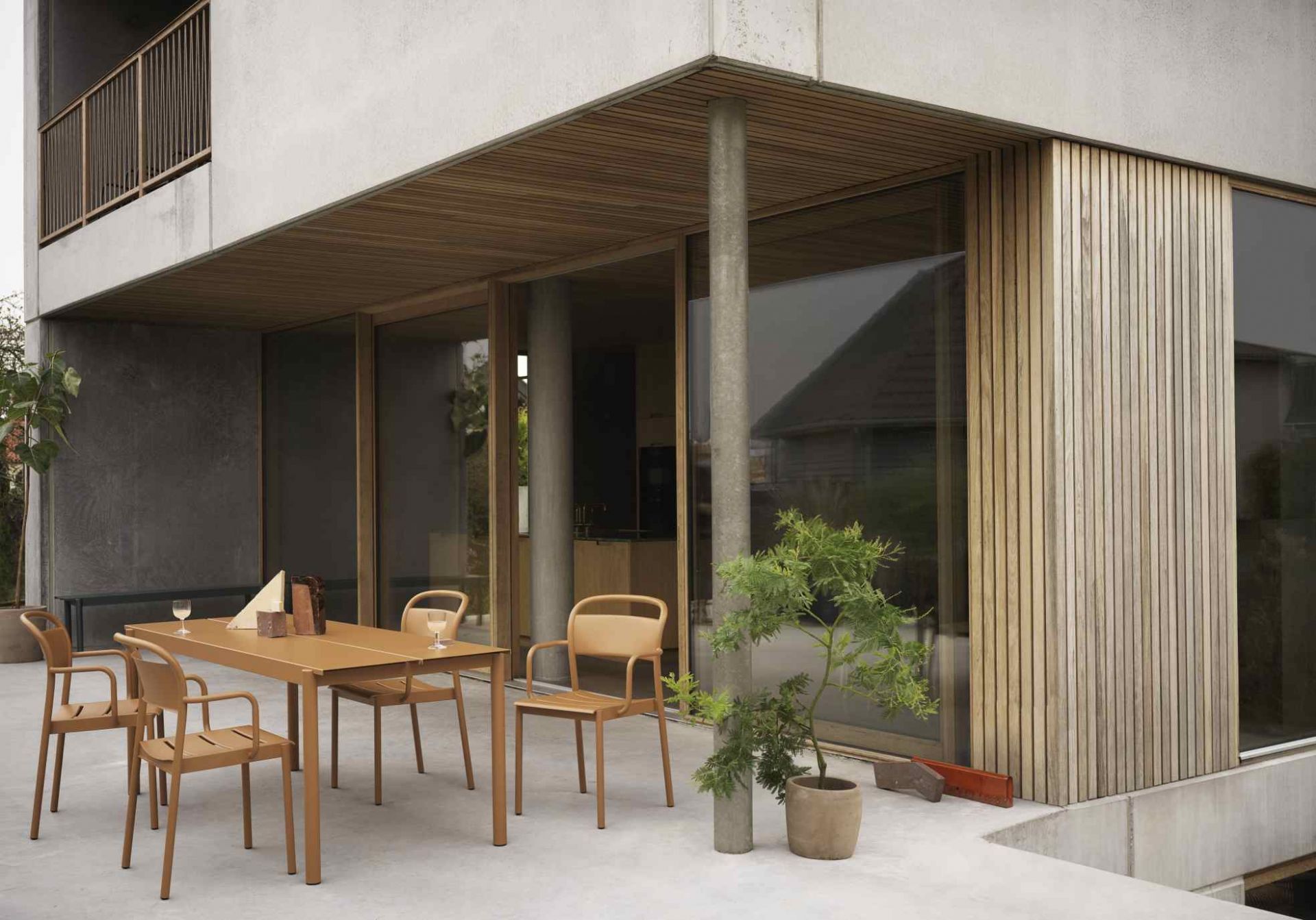 Linear Steel Armchair Outdoor Armlehnenstuhl von Muuto in Grau, Teil einer modernen Gartensitzgruppe.