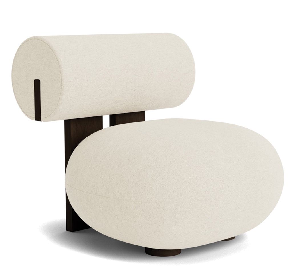NORR11 Hippo Lounge Chair Sessel in Weiß mit dunklem Holzrahmen, moderne Wohnzimmermöbel.