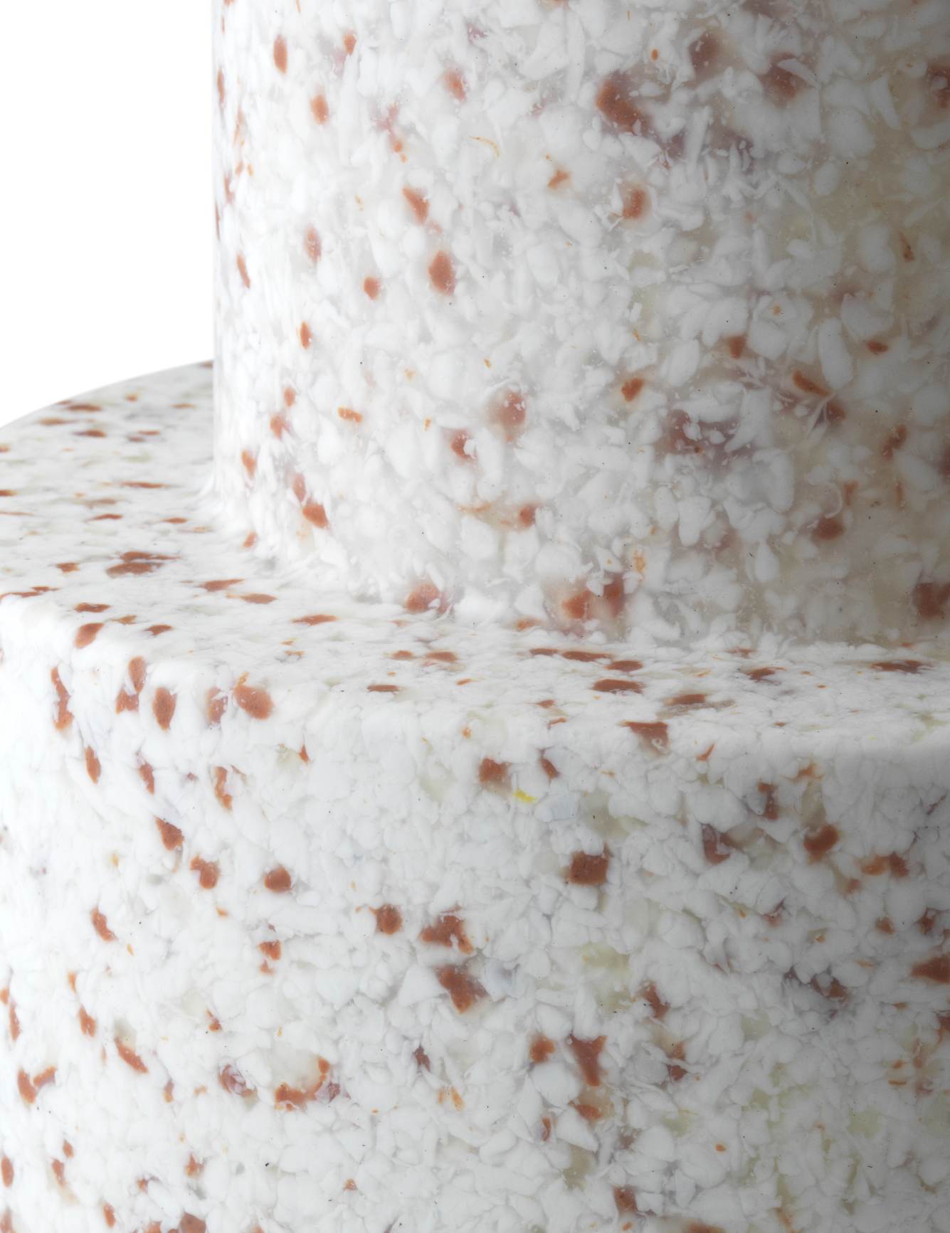 Detailaufnahme des weißen Bit Stool Hockers von Normann Copenhagen mit braunen Sprenkeln.