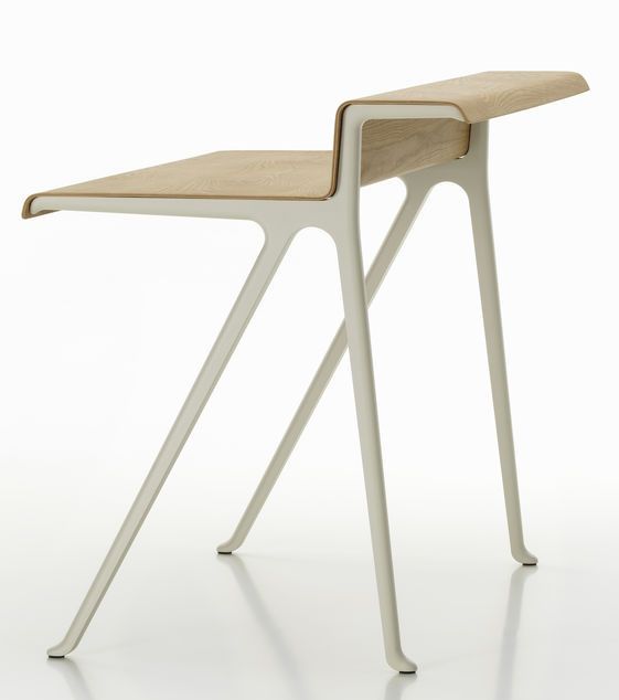 Vitra Courier Schreibtisch mit hellem Holz und weißem Gestell, modernes Design für Büro und Zuhause.