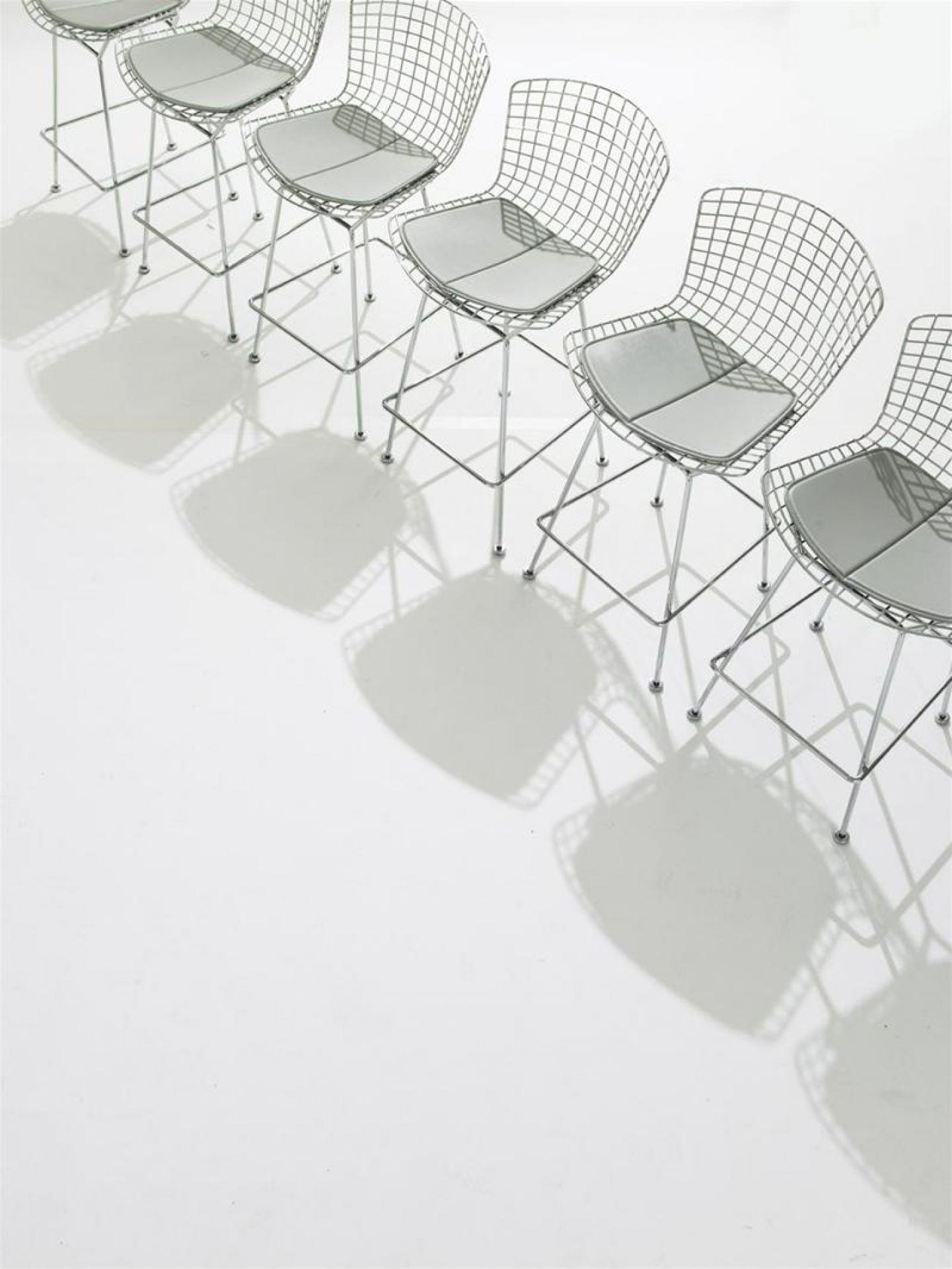 Reihe Bertoia Barhocker von Knoll International mit grauem Sitzkissen, Drahtgestell.