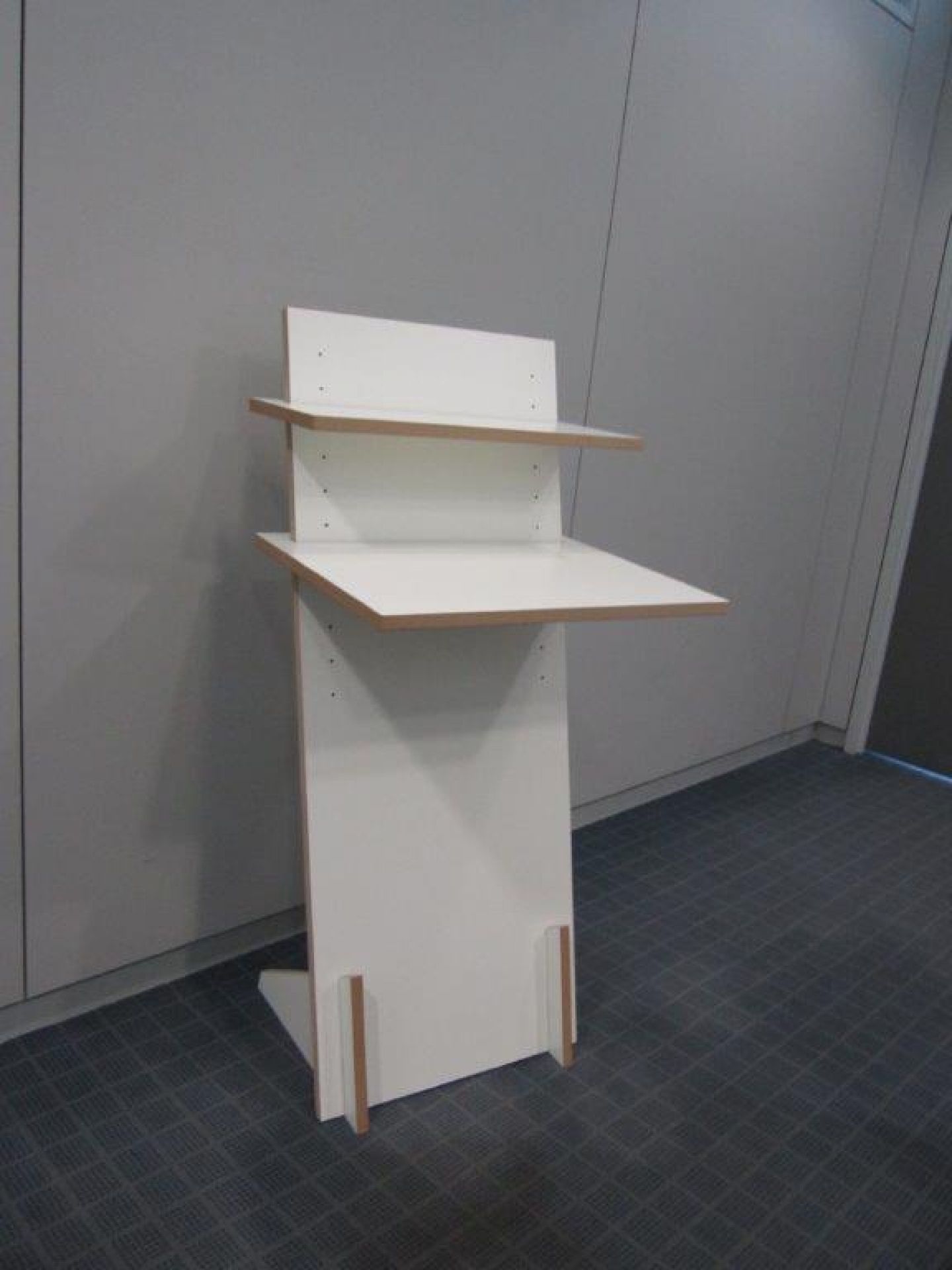 Tojo Stehpult: Modernes, weißes Stehpult mit zwei Ablageflächen für ergonomisches Arbeiten im Büro.