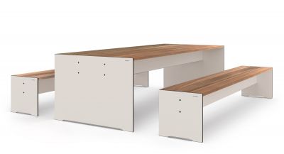 Riva Tischgruppe von Conmoto: Moderner Esstisch mit Holztischplatte und zwei Bänken für den Garten.