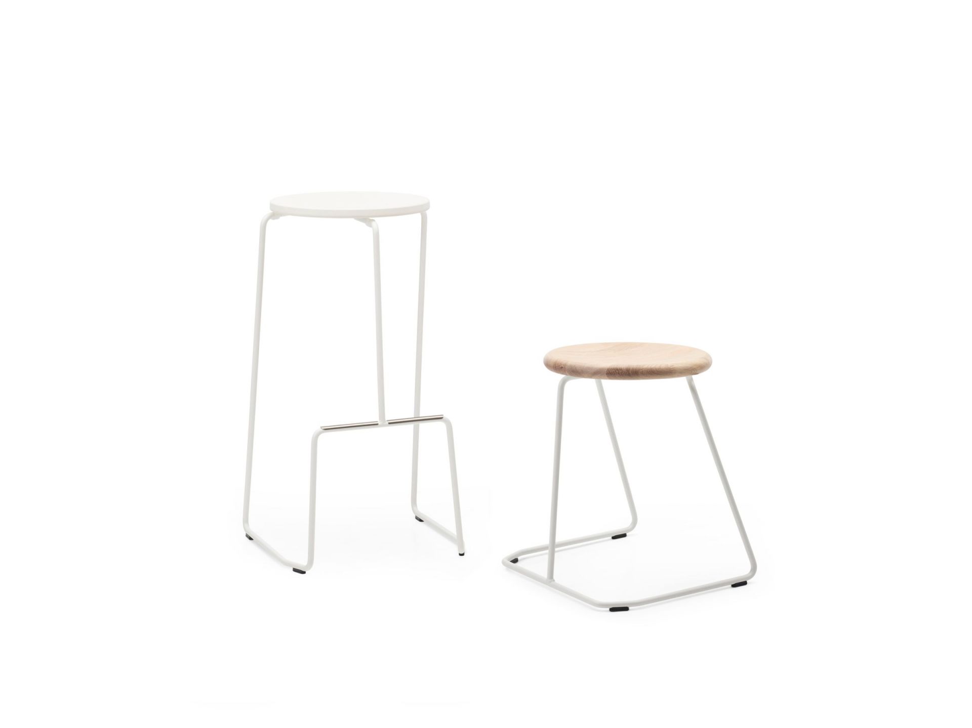 Extremis Tiki Hocker und Barhocker für den Außenbereich, minimalistisches Design mit weißem Gestell und Holz-Sitzfläche.