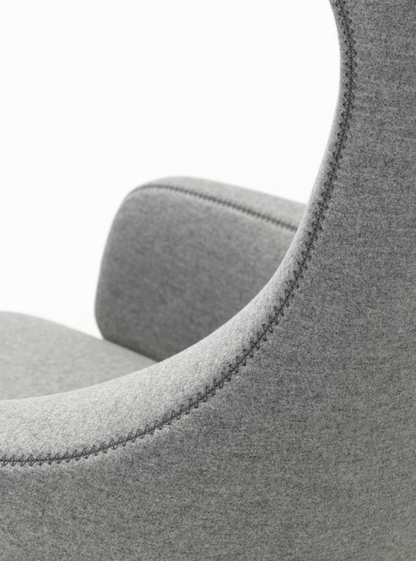Detailaufnahme des grauen Grand Repos Sessels von Vitra mit feinen Ziernähten.