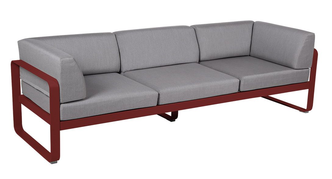 Fermob Bellevie Outdoor Sofa, 3-Sitzer, rotes Gestell, graue Polster, moderne Gartenmöbel für Terrasse und Balkon.