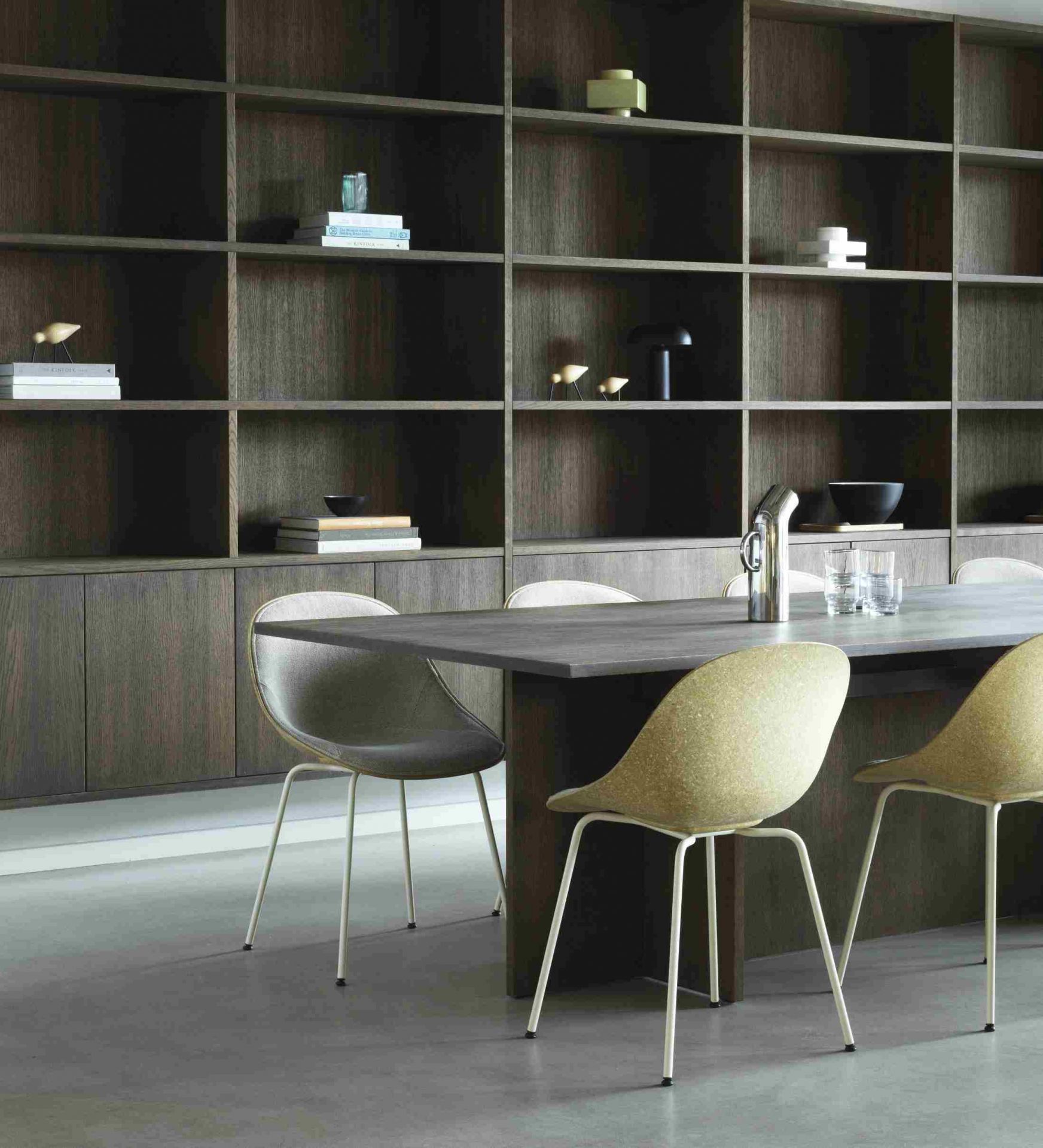 Normann Copenhagen Mat Chair Steel Stuhl am Esstisch, skandinavisches Design mit hellen Stahlbeinen.