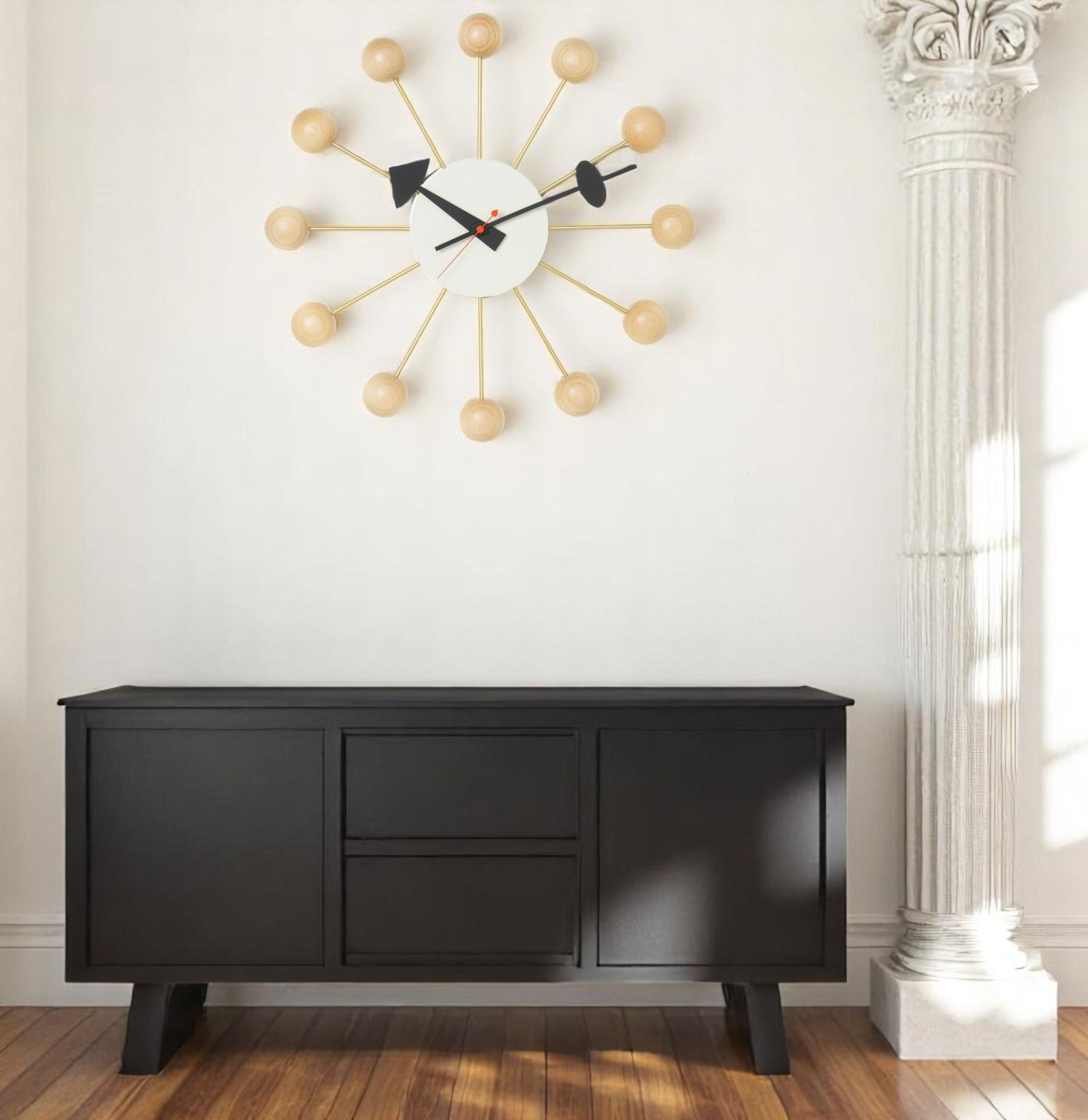 Vitra Ball Clock Wanduhr Buche natur über schwarzem Sideboard, stilvolles Wohnzimmer Interieur mit Designklassiker.