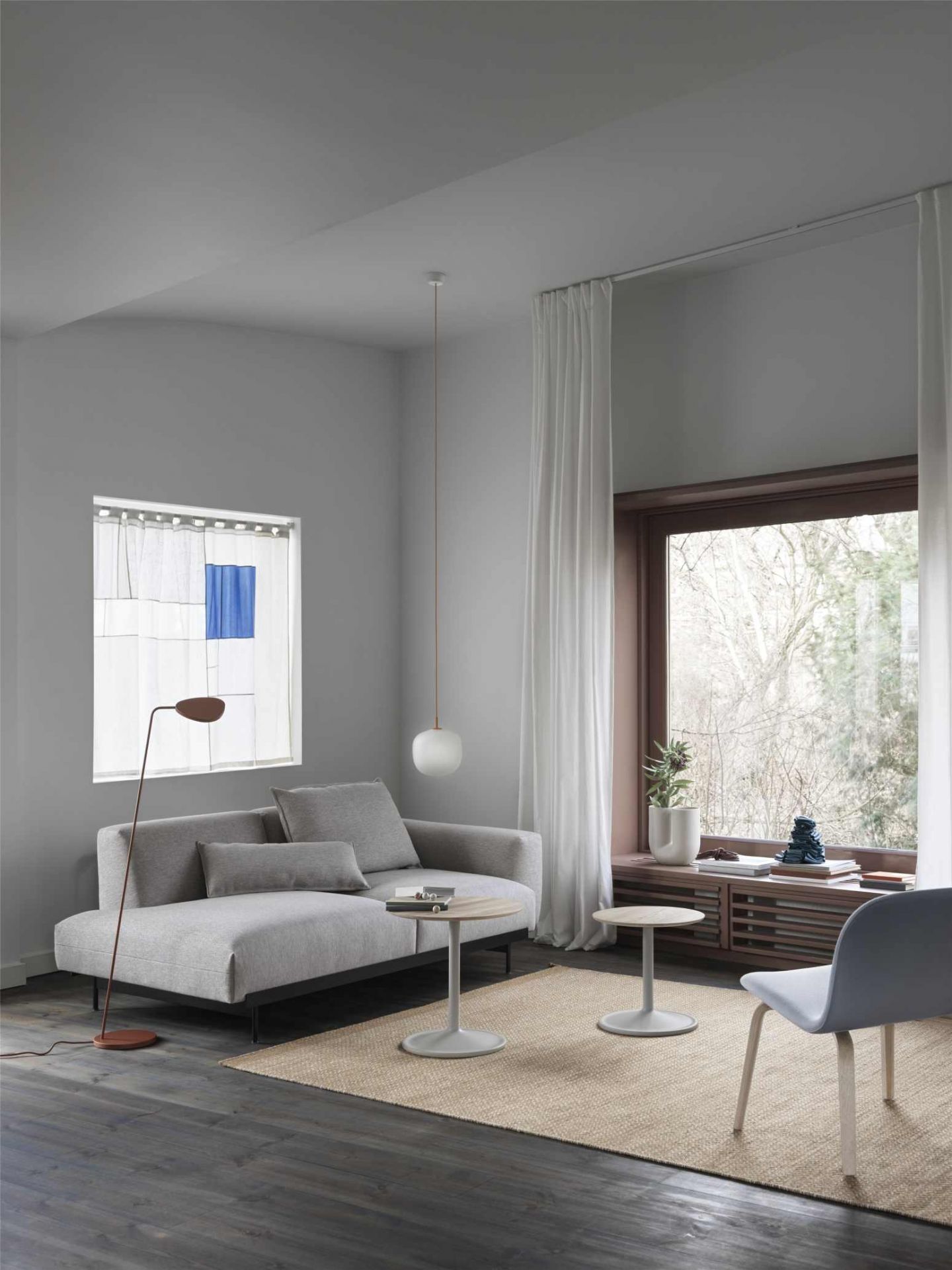 Nahaufnahme der Kink Vase in tiefem Rot von Muuto, modernes Designobjekt für stilvolle Dekoration.