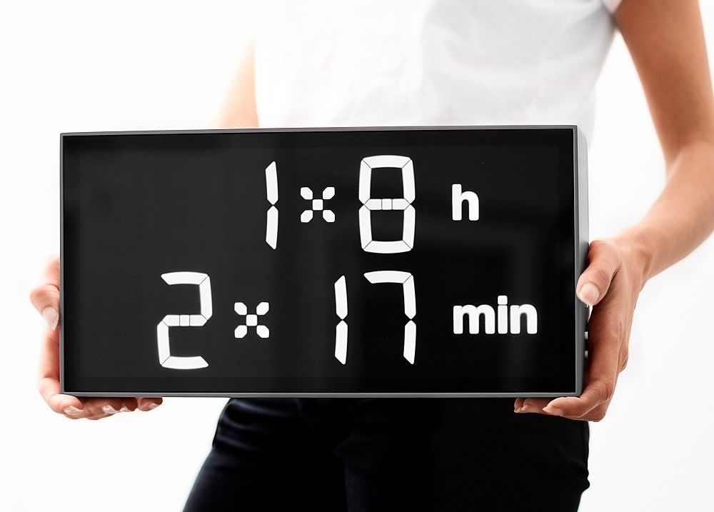 Schwarze Albert Clock LED Digitaluhr als Tischuhr oder Wanduhr mit Anzeige 18:17 Uhr.