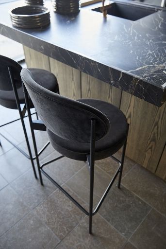Verpan Series 430 Barhocker in Schwarz, modernes Design mit gepolsterter Sitzfläche und schlankem Metallgestell.