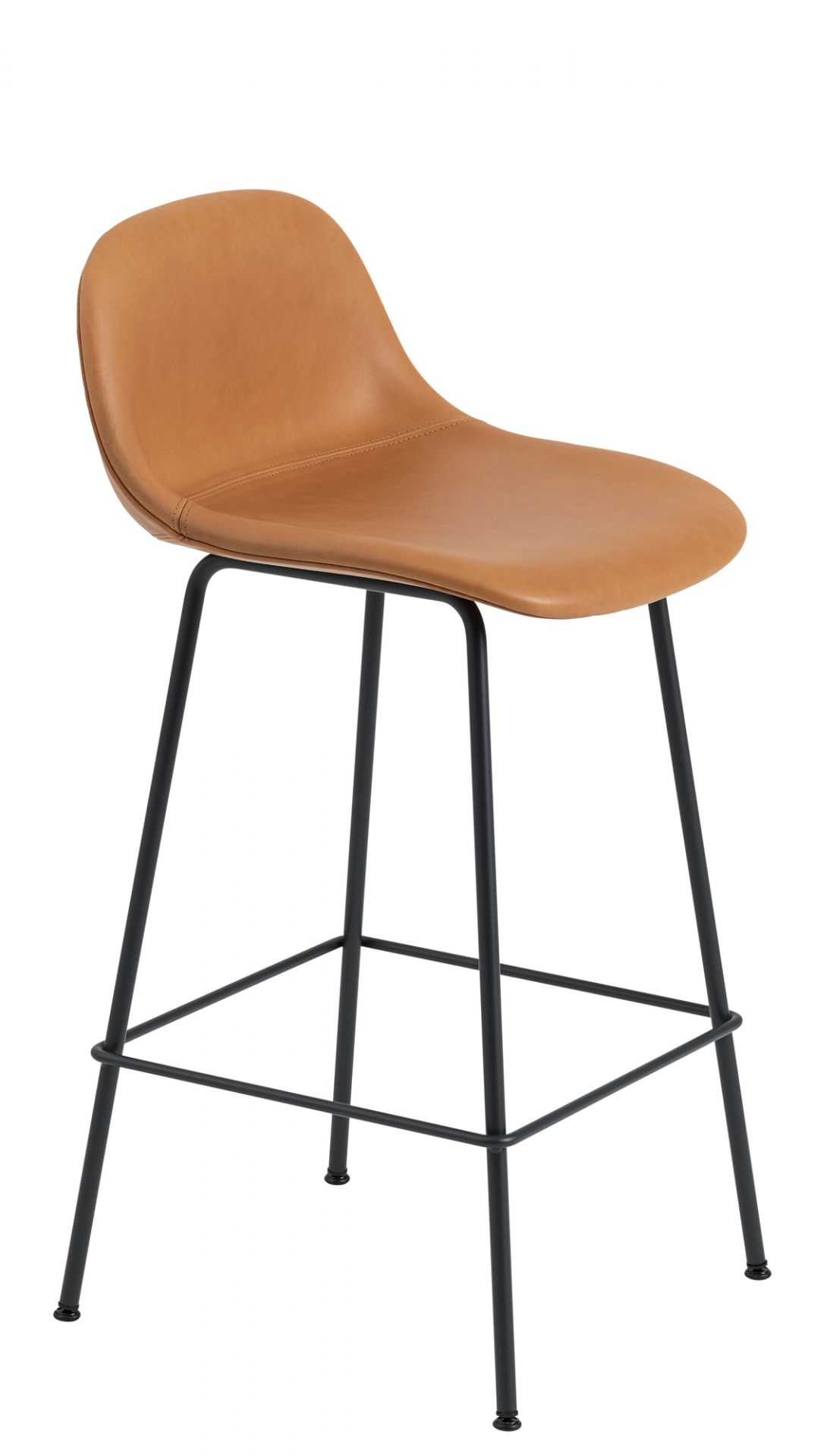 Muuto Fiber Counter Stool Barhocker mit Rückenlehne, braunes Leder, schwarzes Metallgestell, H 65 cm.